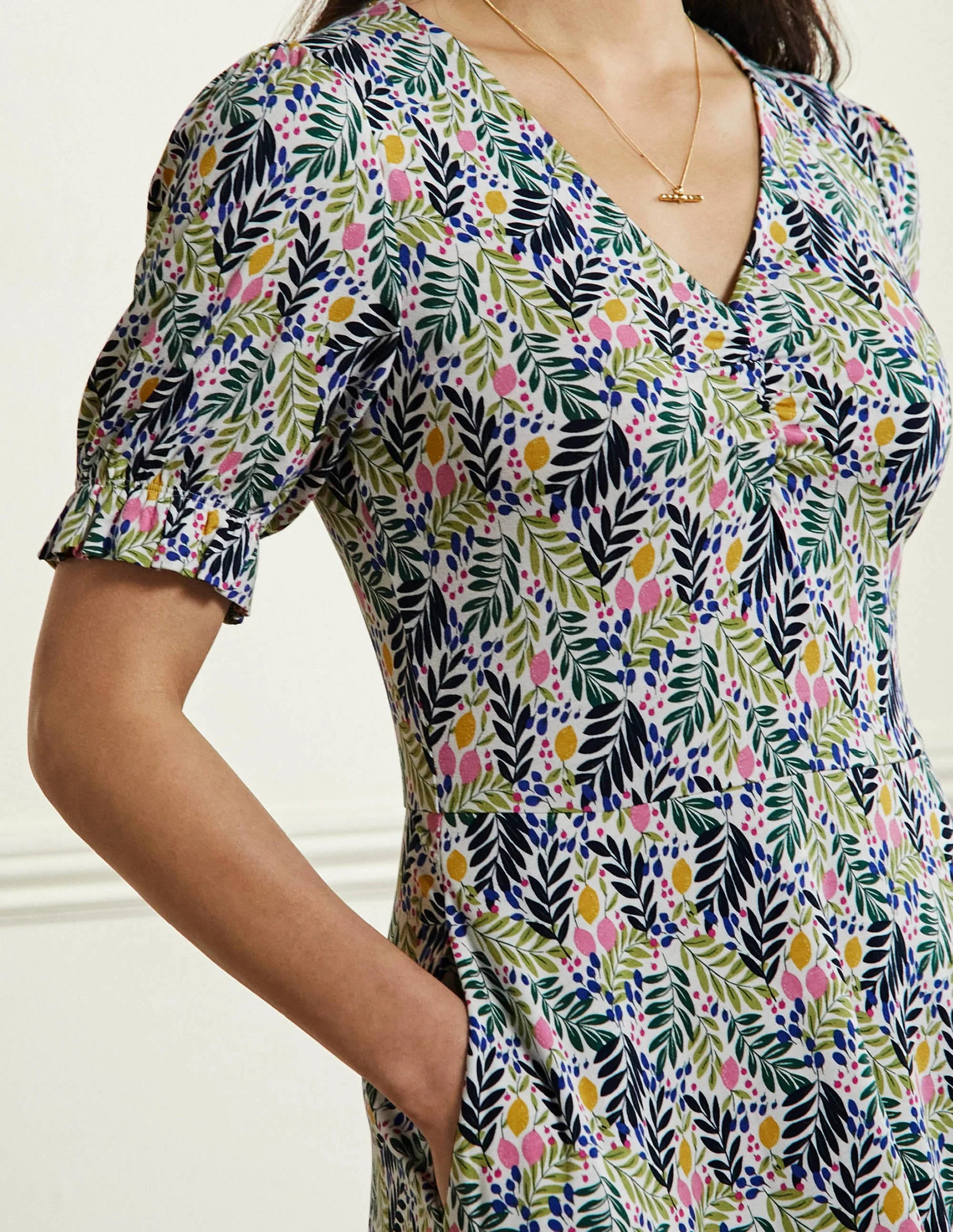 Jerseykleid mit V-Ausschnitt-Bunt, Zitronenblätter - Image 2