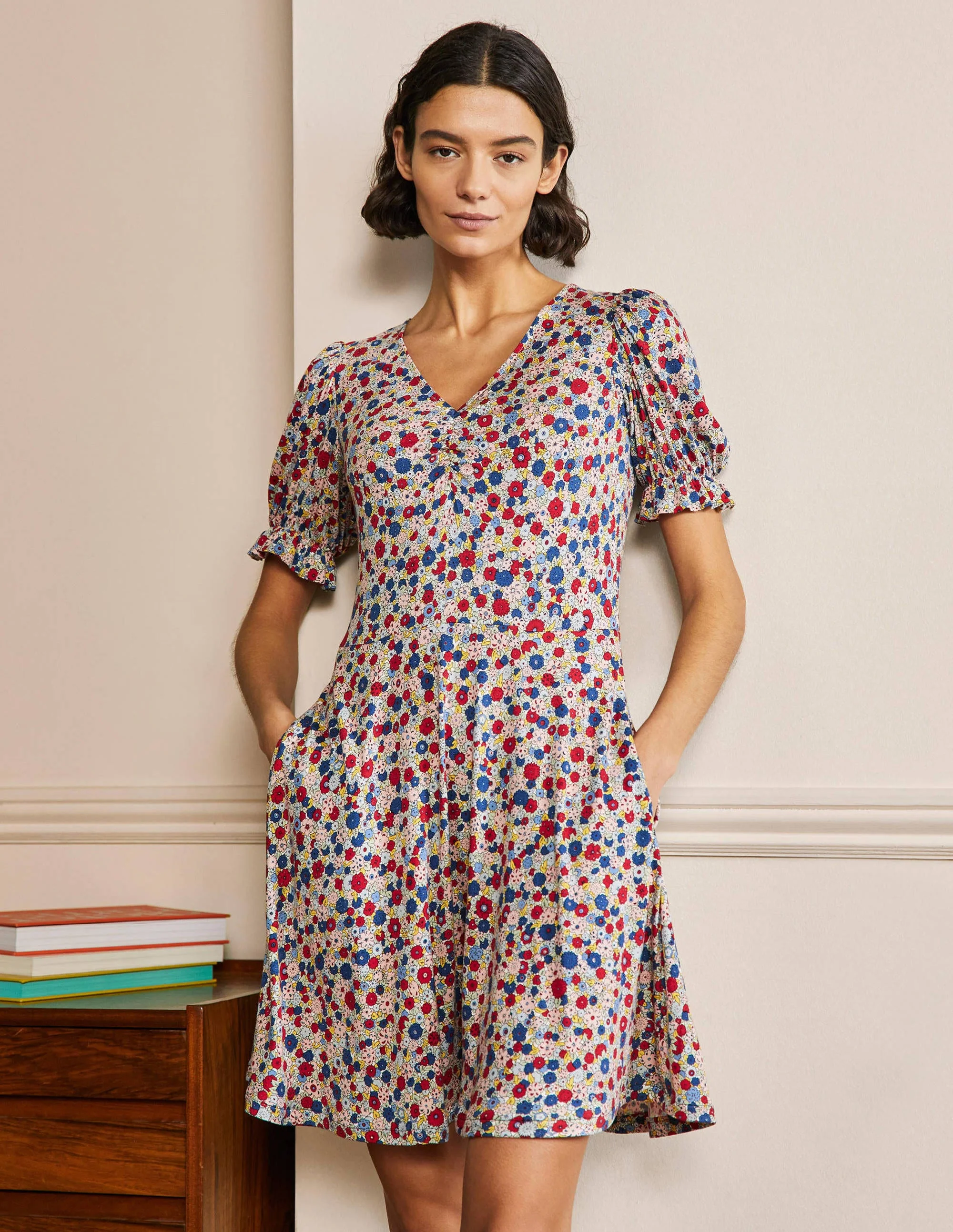 Jerseykleid mit V-Ausschnitt-Rivierablau, Gruppierte Blumen