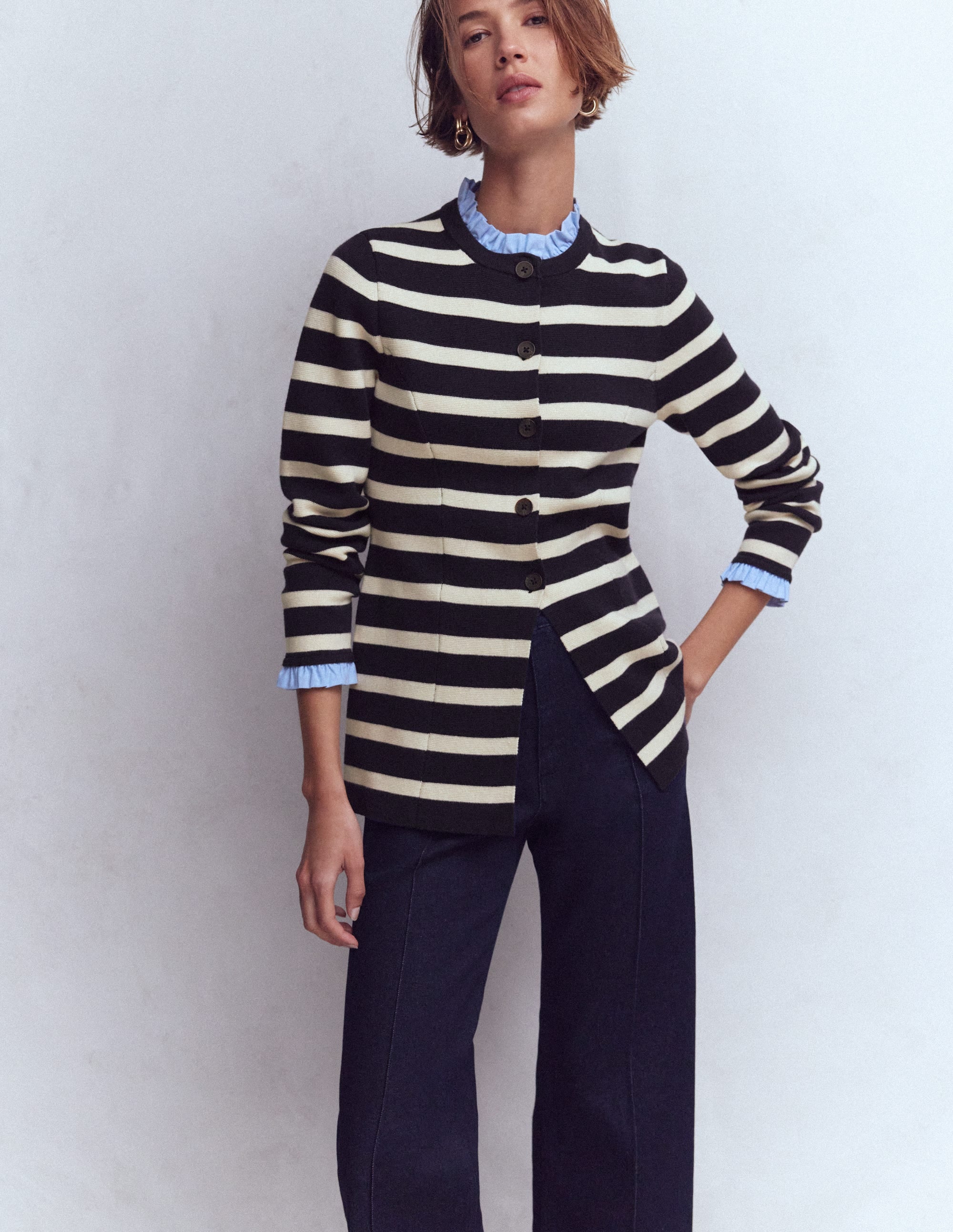 Joanna Taillierte Strickjacke-Marineblau/Warmes Naturweiß Streifen - Image 4