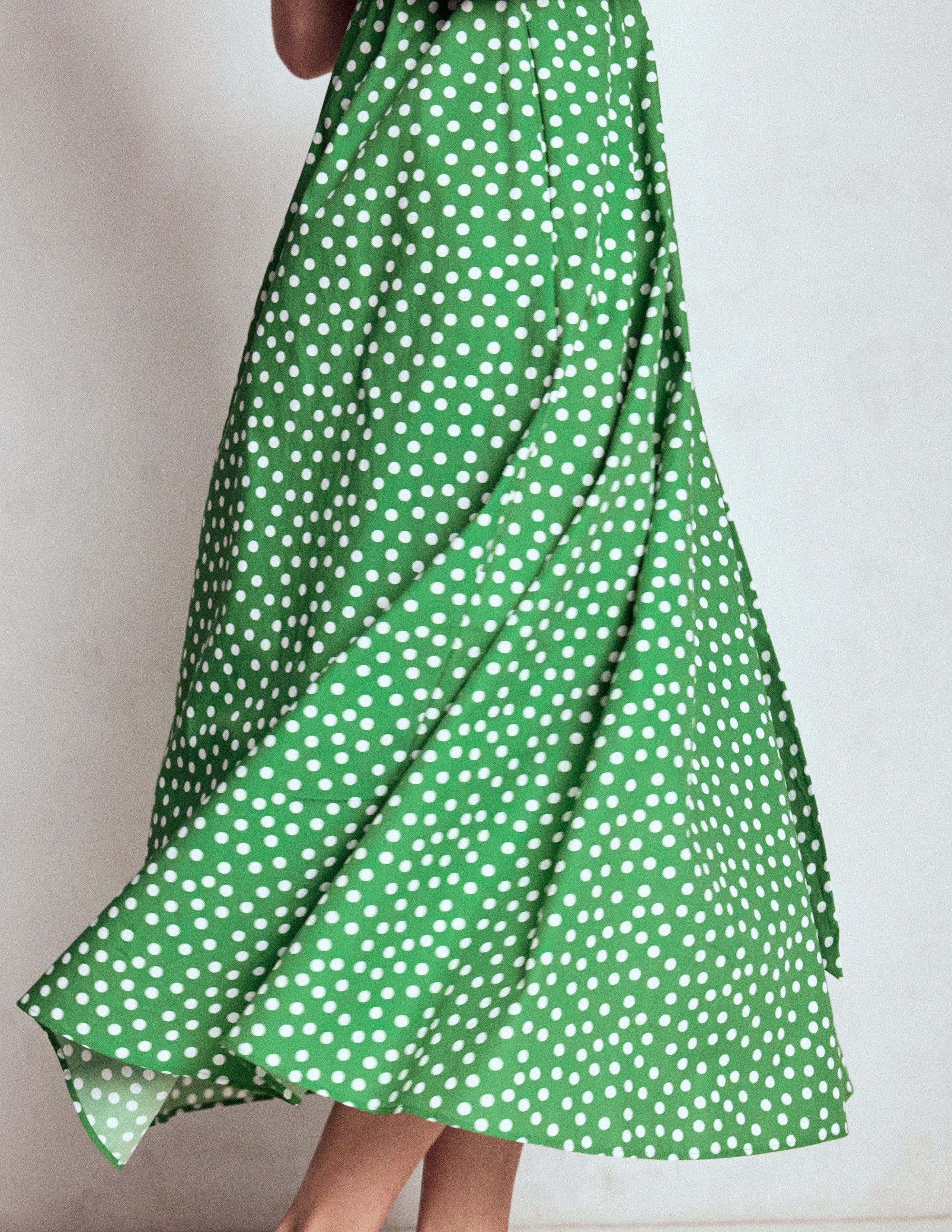 Julia Midi-Wickelkleid aus Baumwolle-Hochlandgrün, Gemalte Tupfen - Image 5