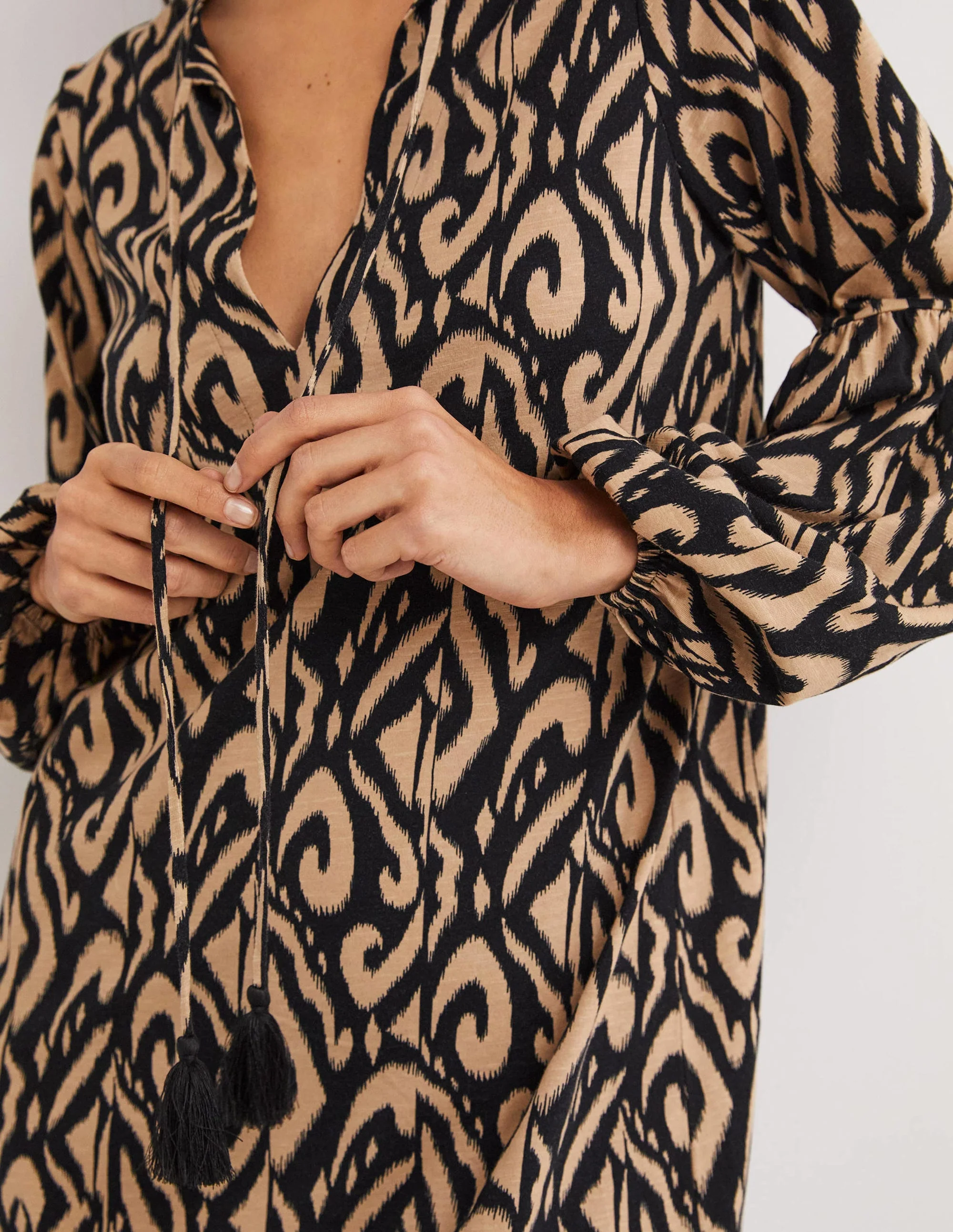 Kaftan aus Baumwolljersey-Schwarz, Ikat-Muster - Image 3