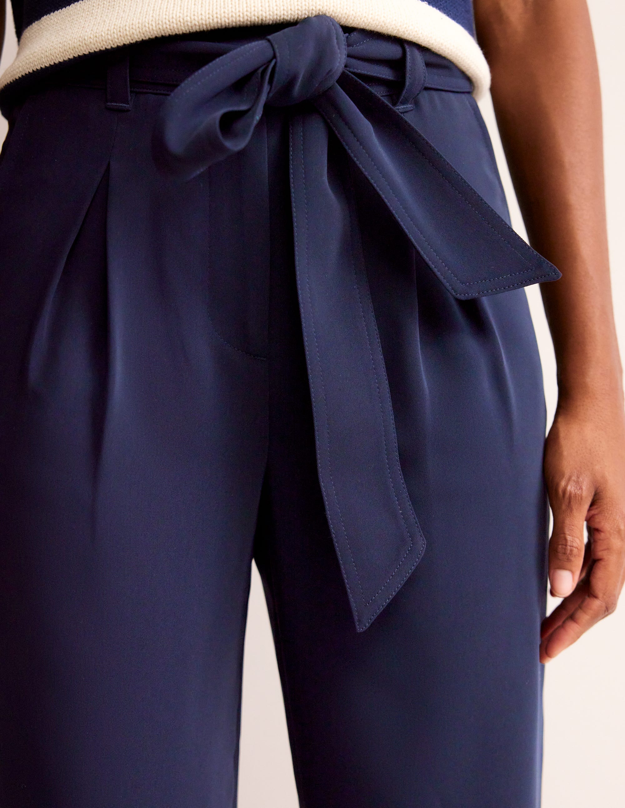 Karottenhose mit Bindegürtel-Französisches Marineblau - Image 2