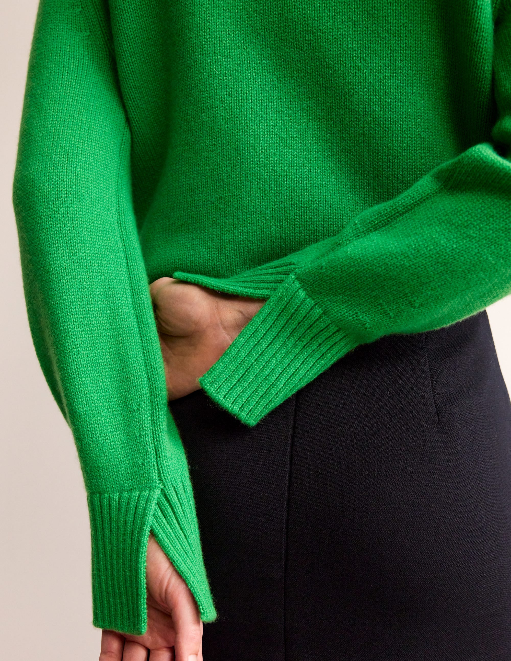 Kaschmirpullover mit geschlitzter Manschette-Strahlendes Grün - Image 2