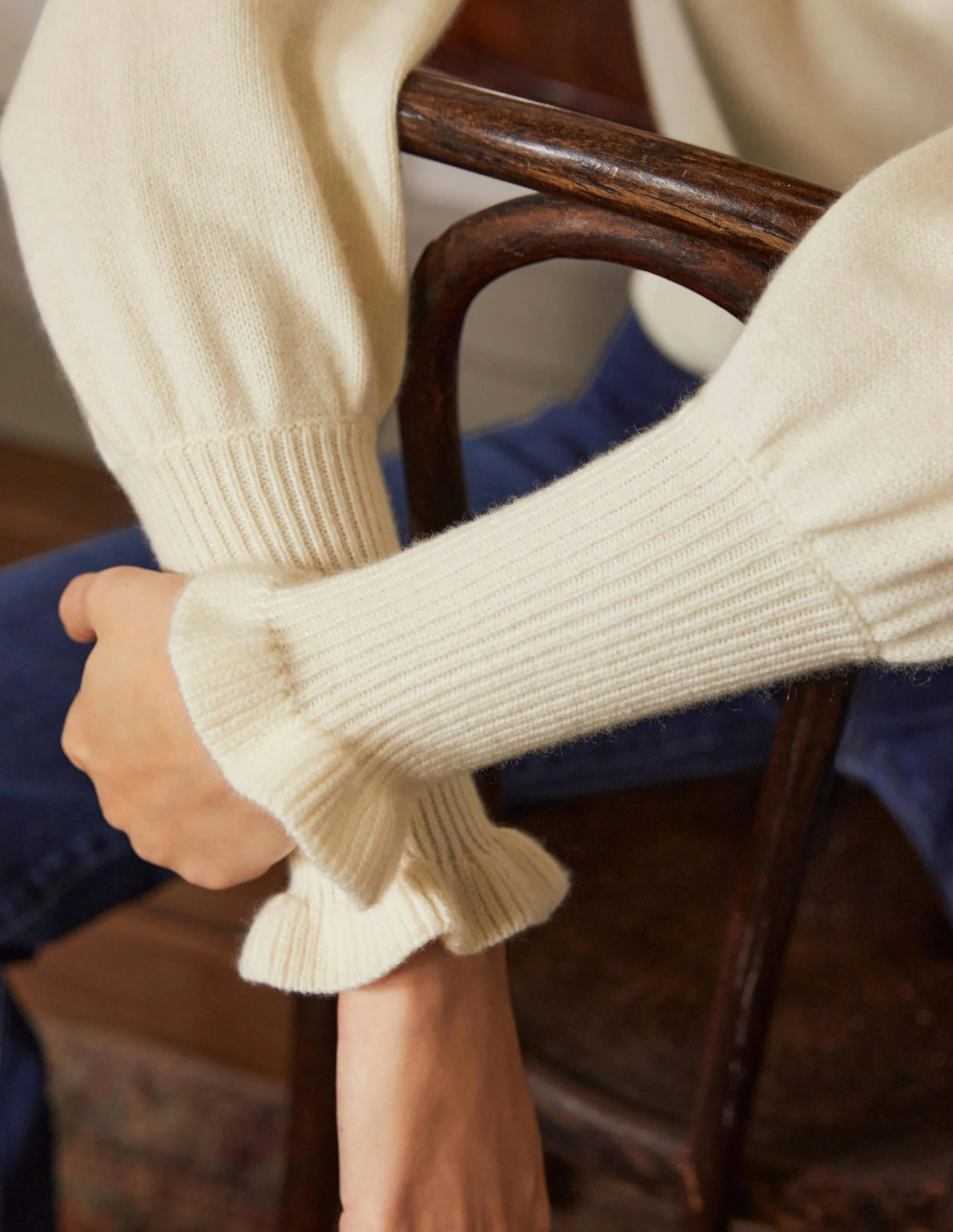 Kaschmirpullover mit Rüschenausschnitt-Naturweiß - Image 2