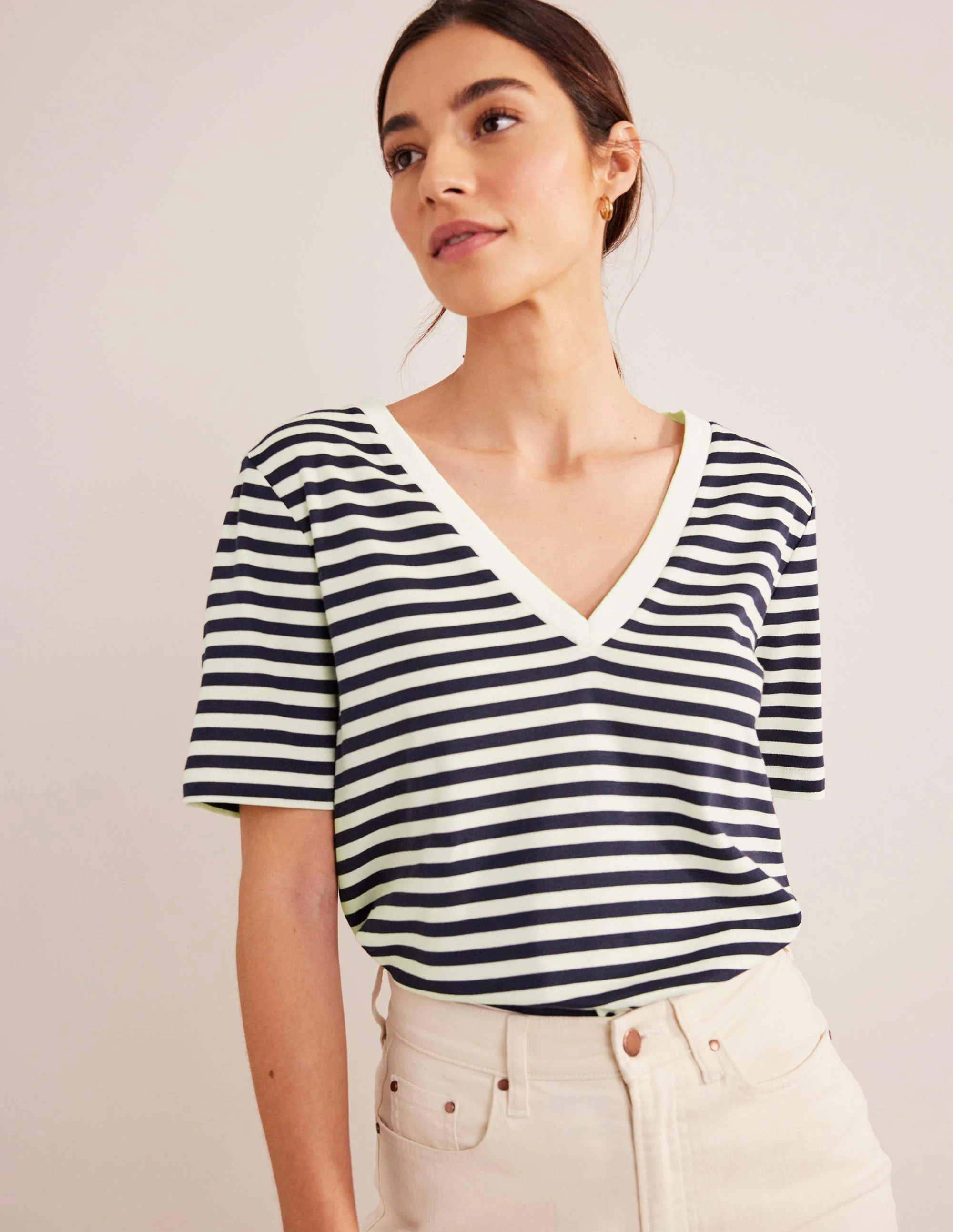 Kastenförmiges T-Shirt mit V-Ausschnitt-Naturweiß/Marineblau, Gestreift