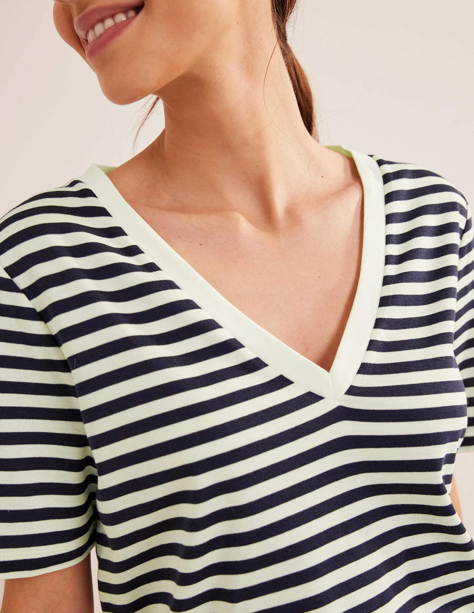 Kastenförmiges T-Shirt mit V-Ausschnitt-Naturweiß/Marineblau, Gestreift - Image 2