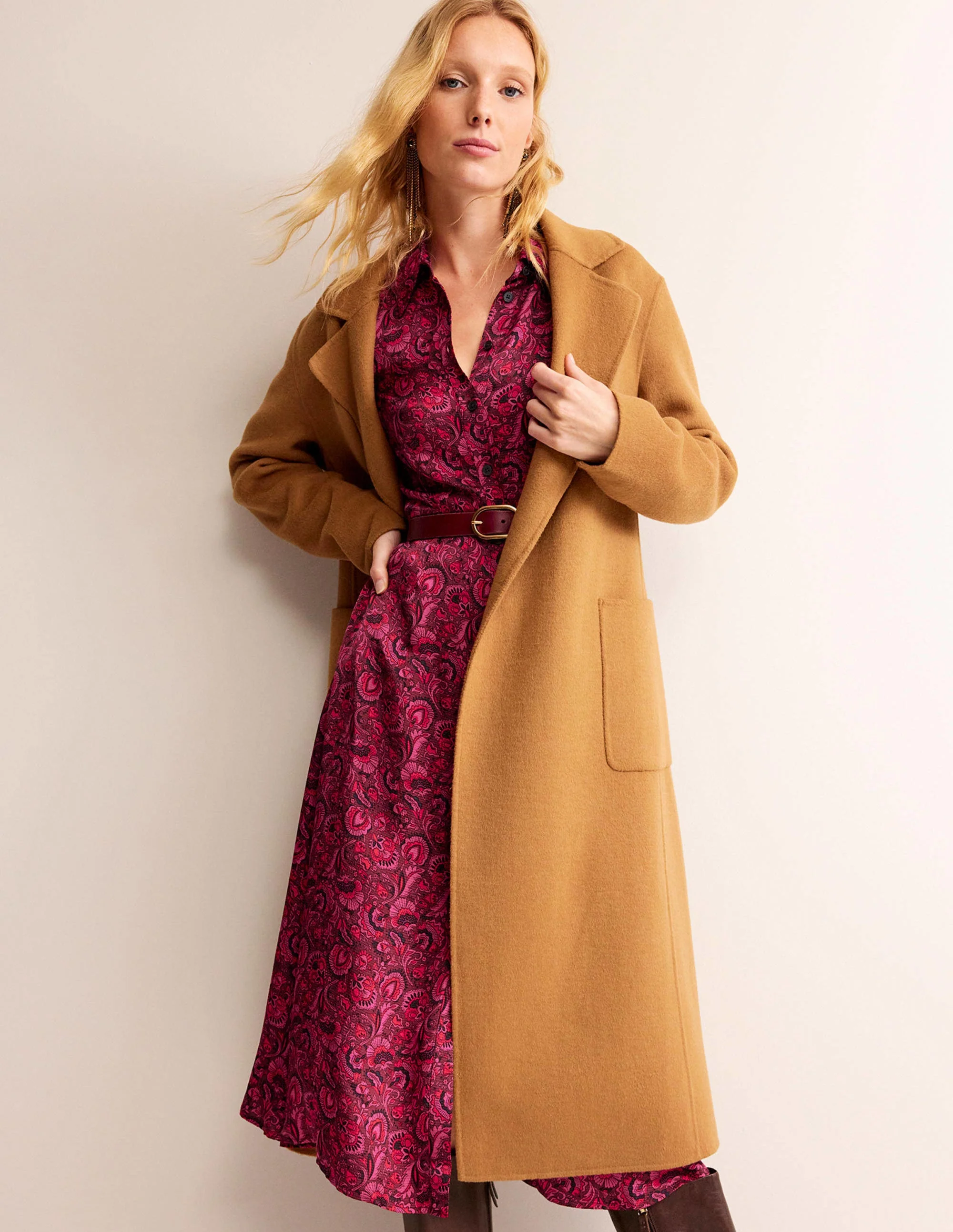 Kate Hemdblusenkleid aus Satin-Burgunderrot, Blumenladen - Image 4