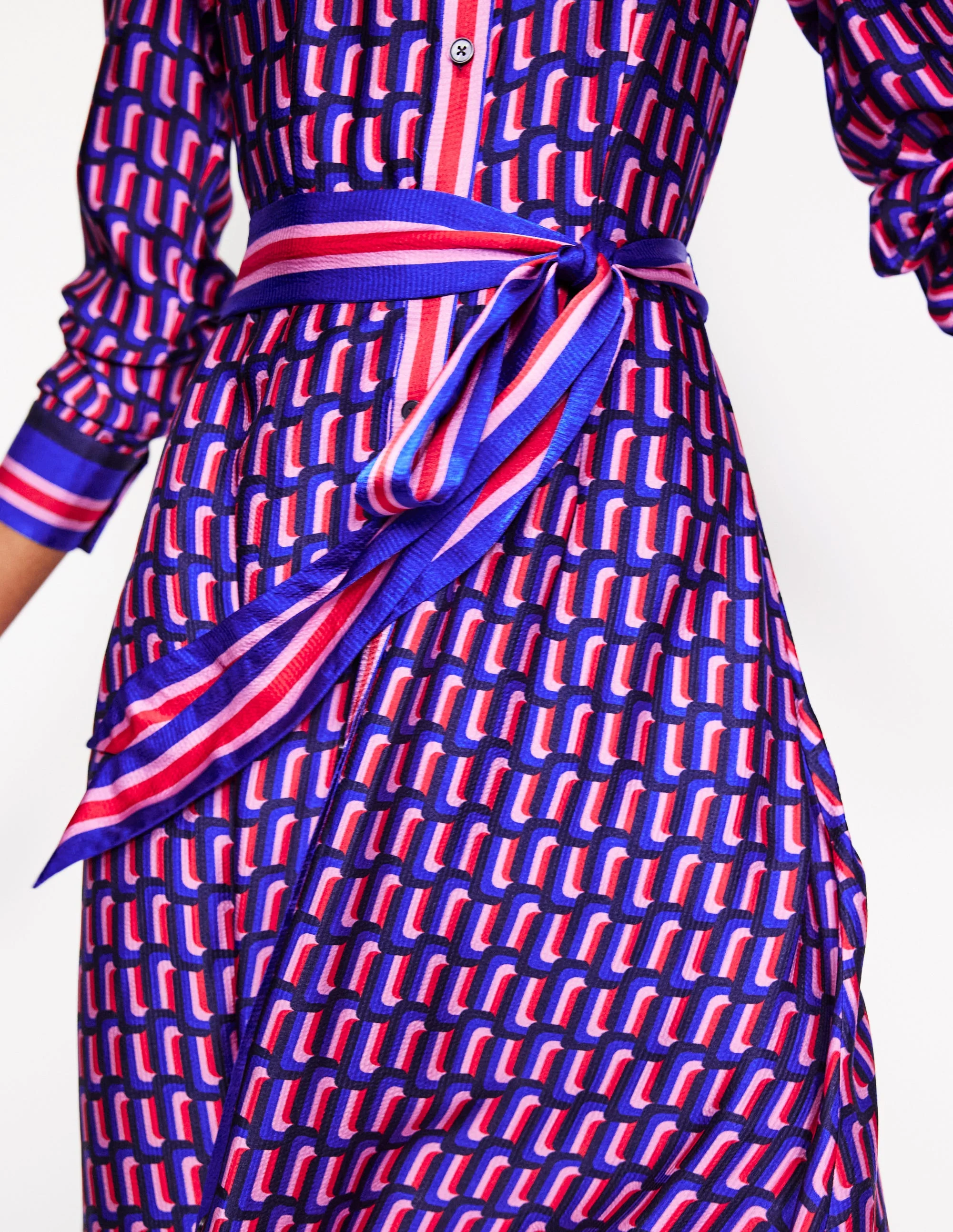 Kate Hemdblusenkleid aus Satin-Mazarinblau, Motiv Falling Geo - Image 3