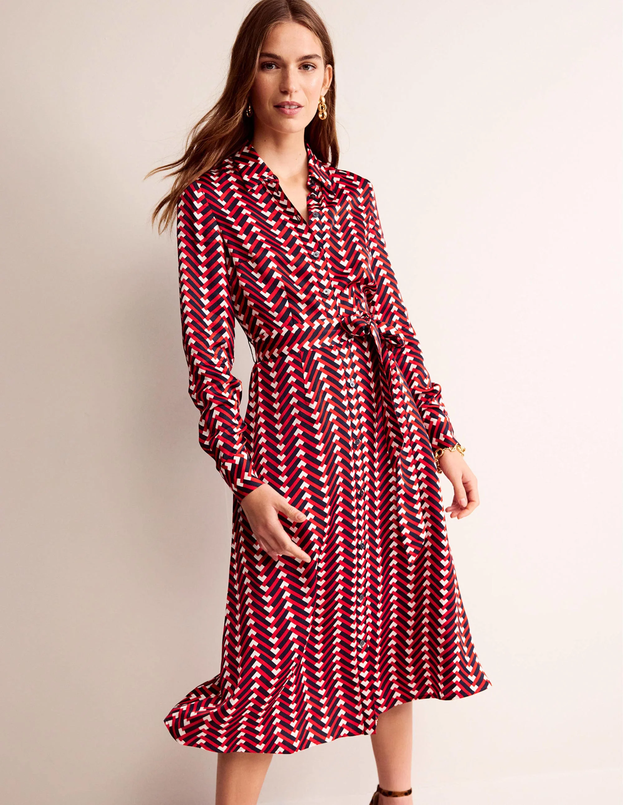 Kate Hemdblusenkleid aus Satin-Pepperoni, Chevron Geo