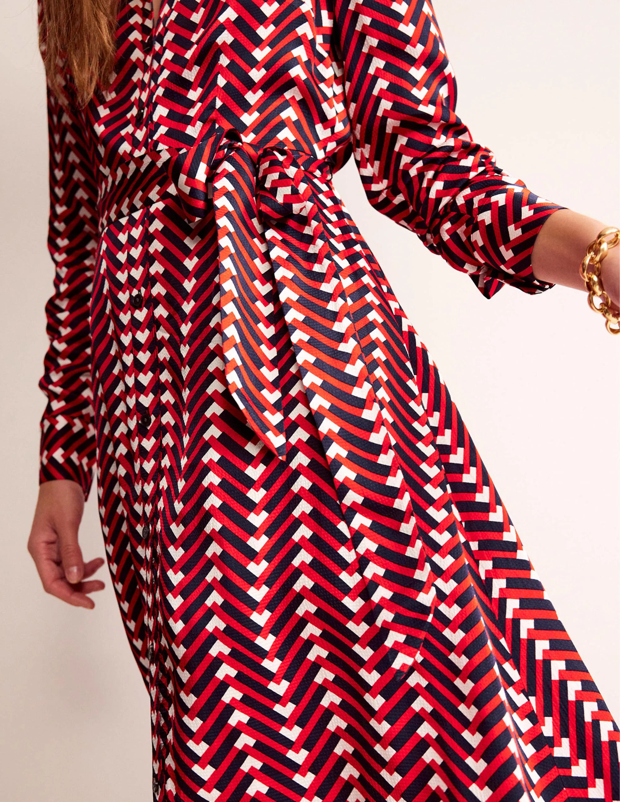 Kate Hemdblusenkleid aus Satin-Pepperoni, Chevron Geo - Image 2