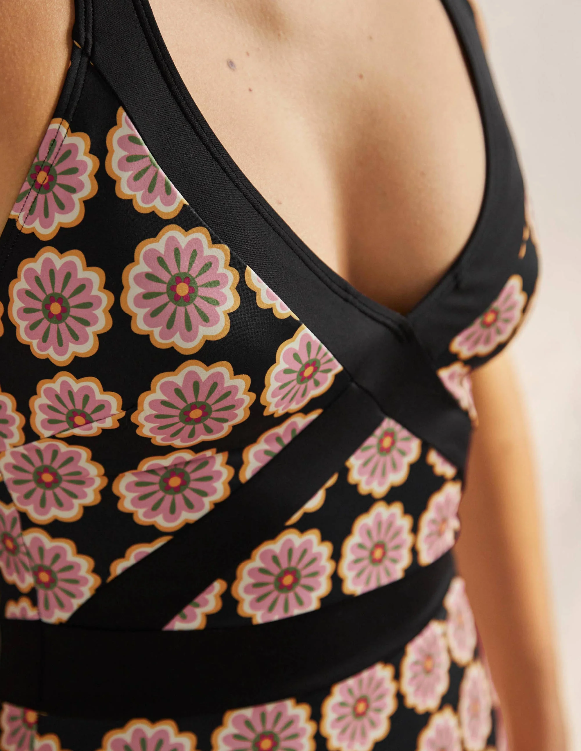 Kefalonia Neckholder-Badeanzug-Schwarz, Üppige Blumen - Image 2
