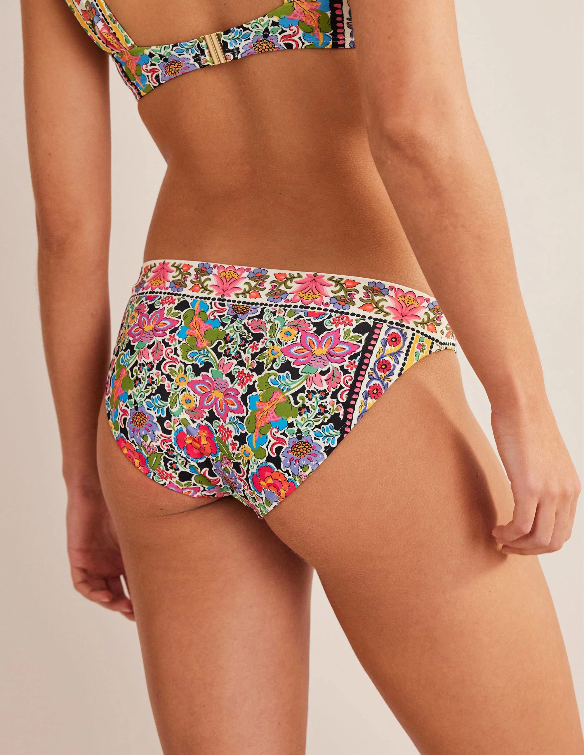 Klassische Bikinihose-Bunt, Nelkengarten - Image 3