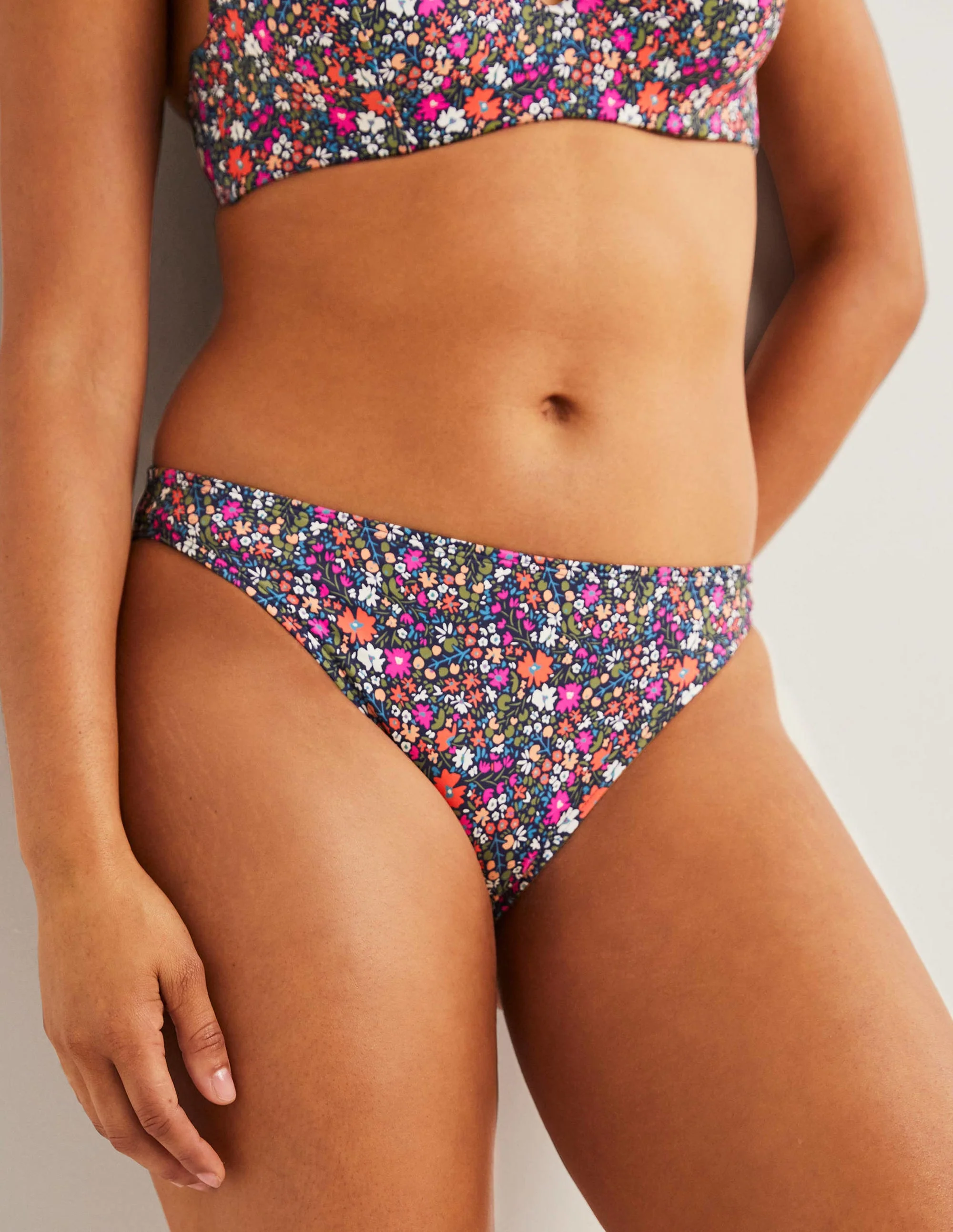 Klassische Bikinihose-Französisches Navy, Abstraktes Kleines Blumenmuster - Image 4