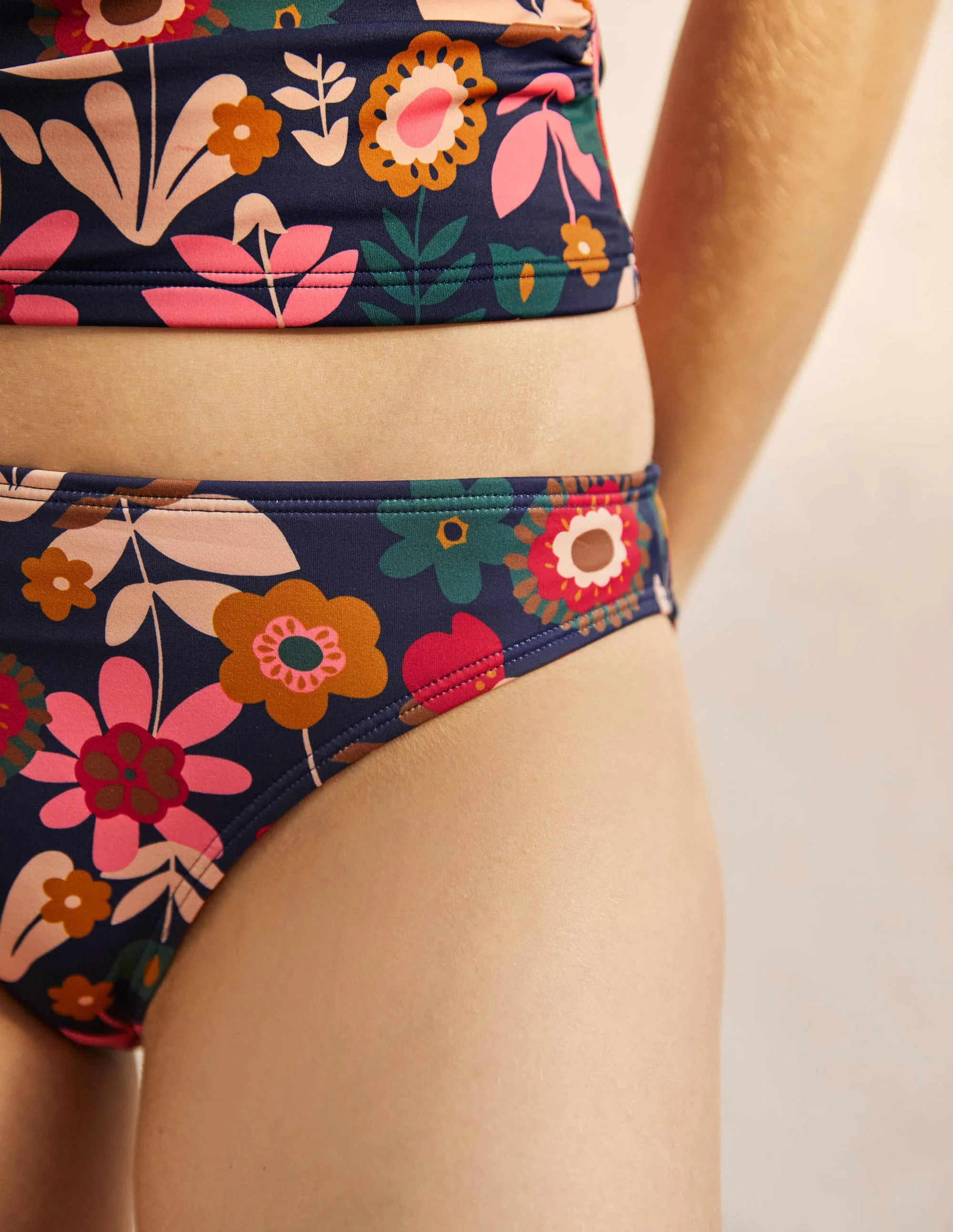 Klassische Bikinihose-Marineblau Naturweiß Streifen - Image 2