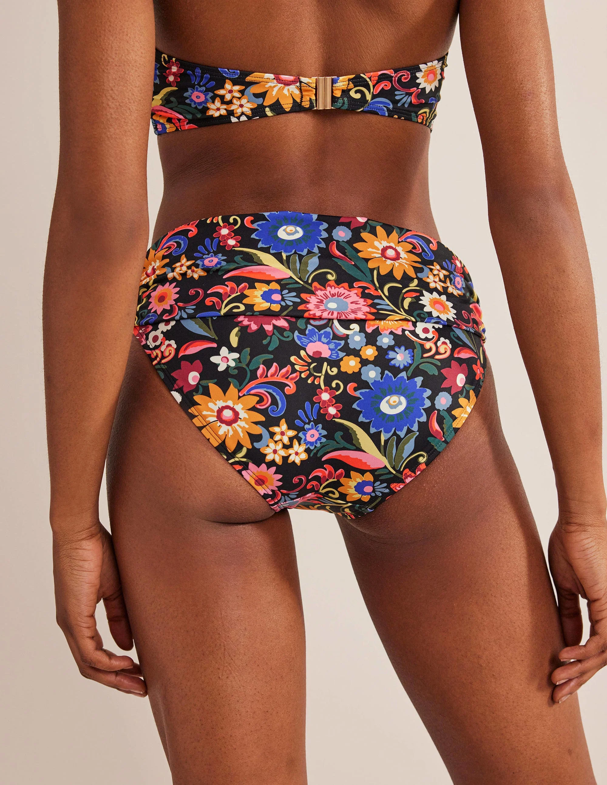 Klassische Bikinihose mit umgeschlagenem Bund-Bunt, Rhythmische Welle - Image 3