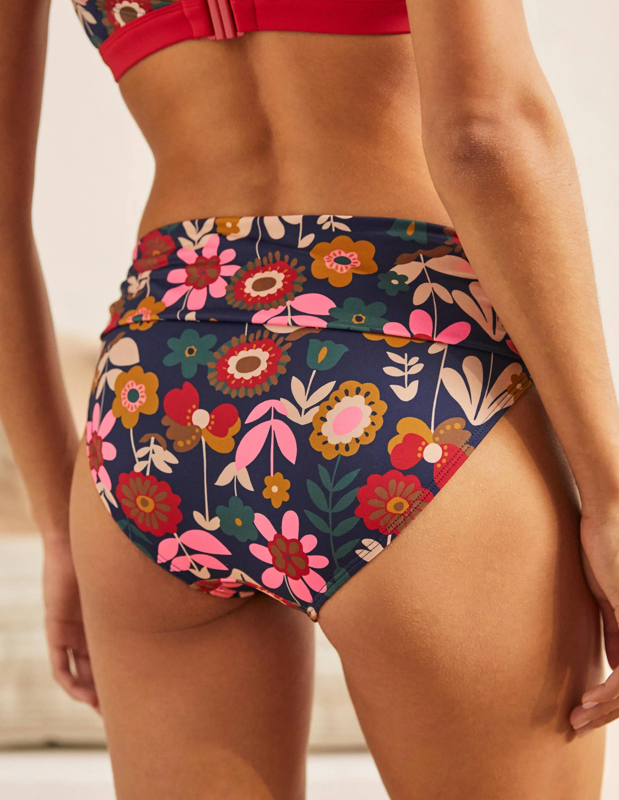 Klassische Bikinihose mit umgeschlagenem Bund-Französisches Navy, Blüten - Image 3