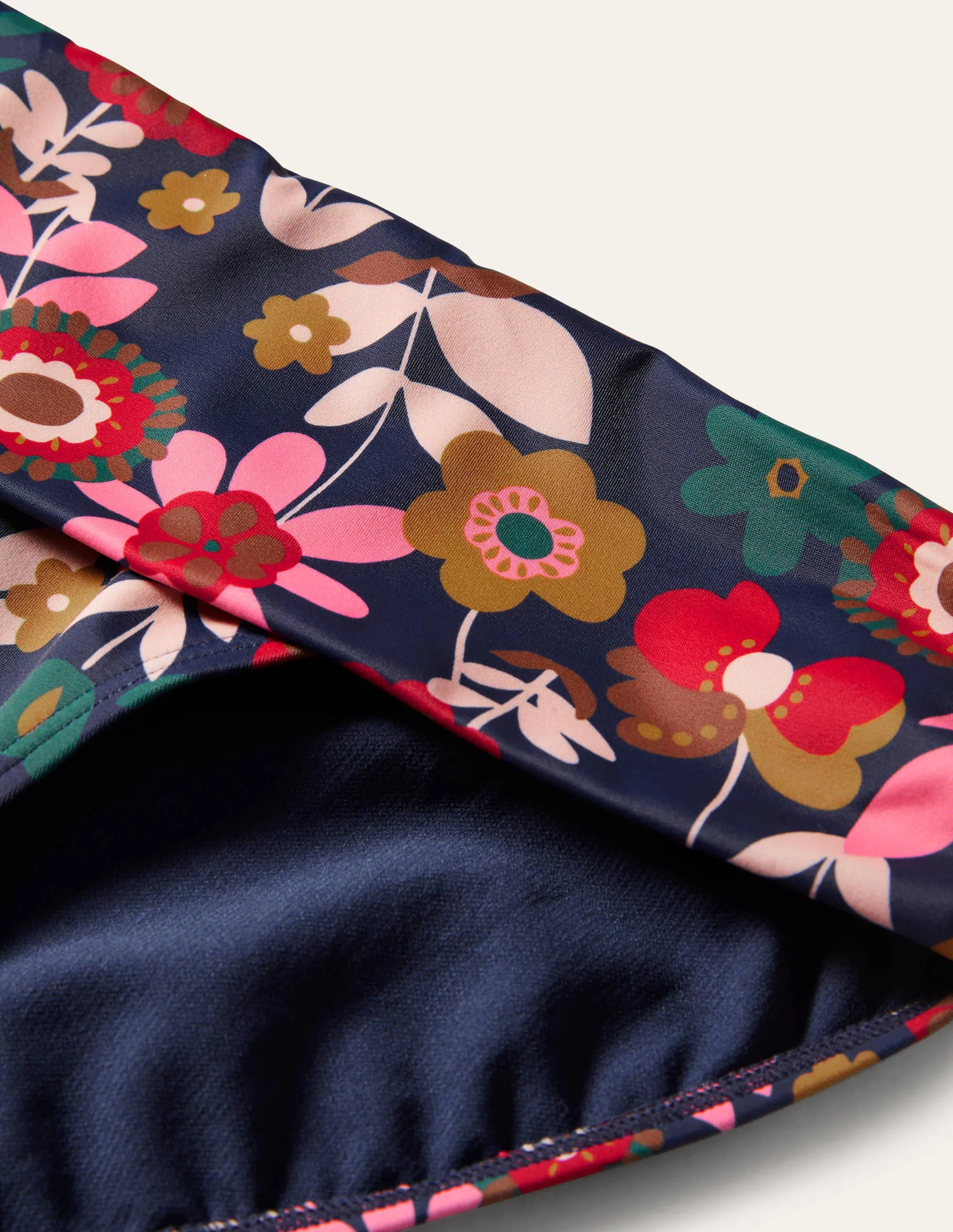 Klassische Bikinihose mit umgeschlagenem Bund-Französisches Navy, Blüten - Image 6