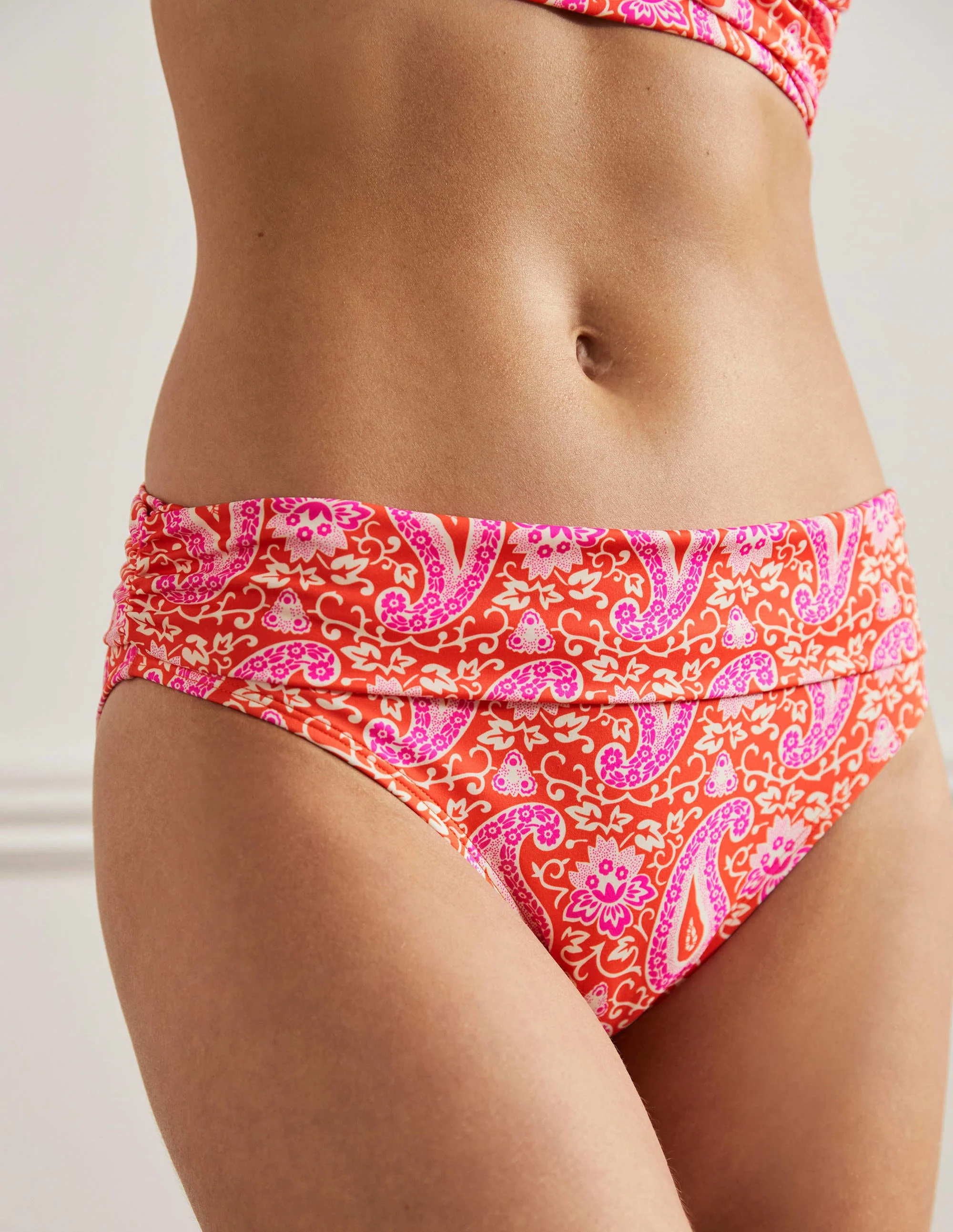 Klassische Bikinihose mit umgeschlagenem Bund-Knalliges Papayaorange, Paisleymuster - Image 4