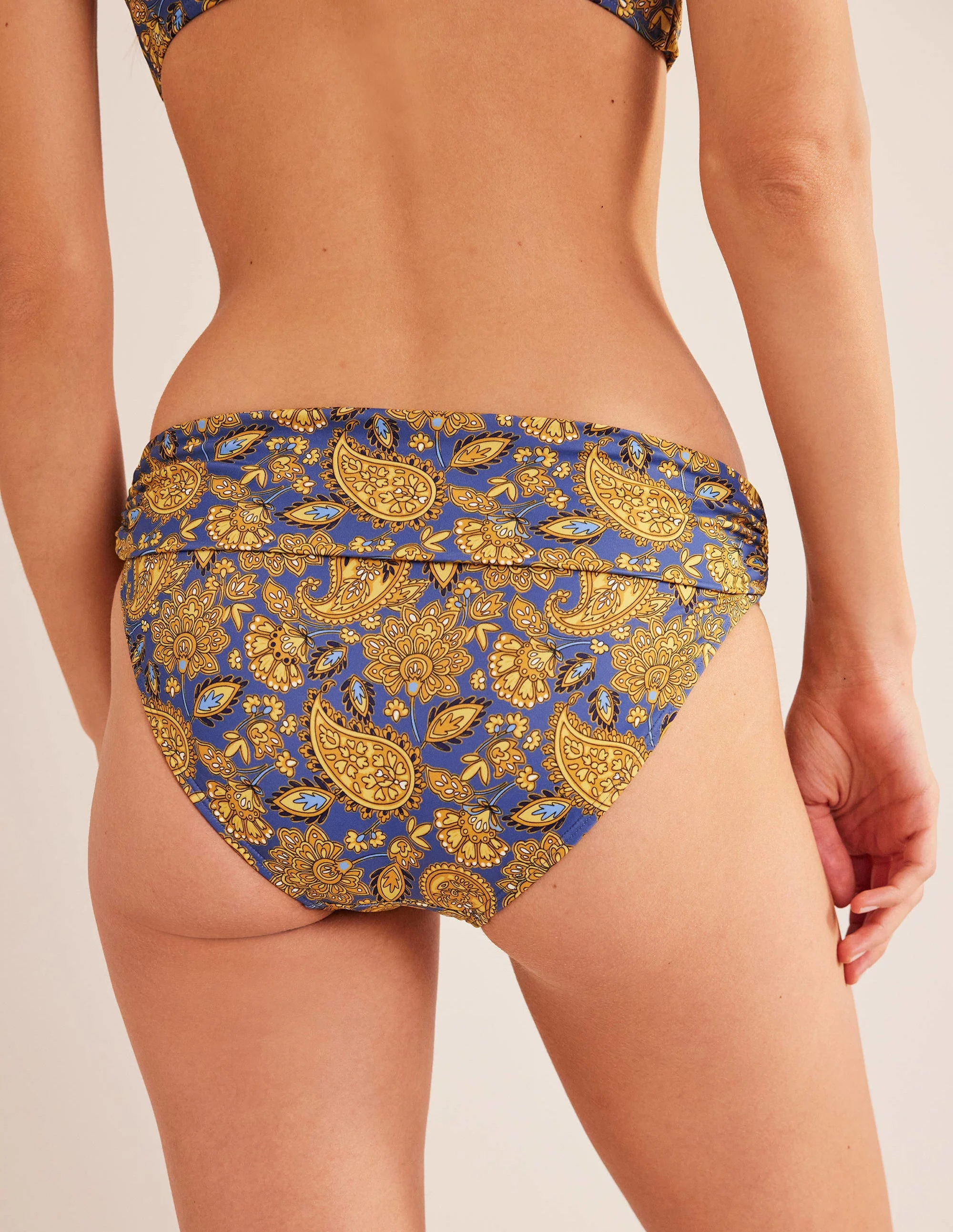Klassische Bikinihose mit umgeschlagenem Bund-Ockergelb, Paisleymuster - Image 3