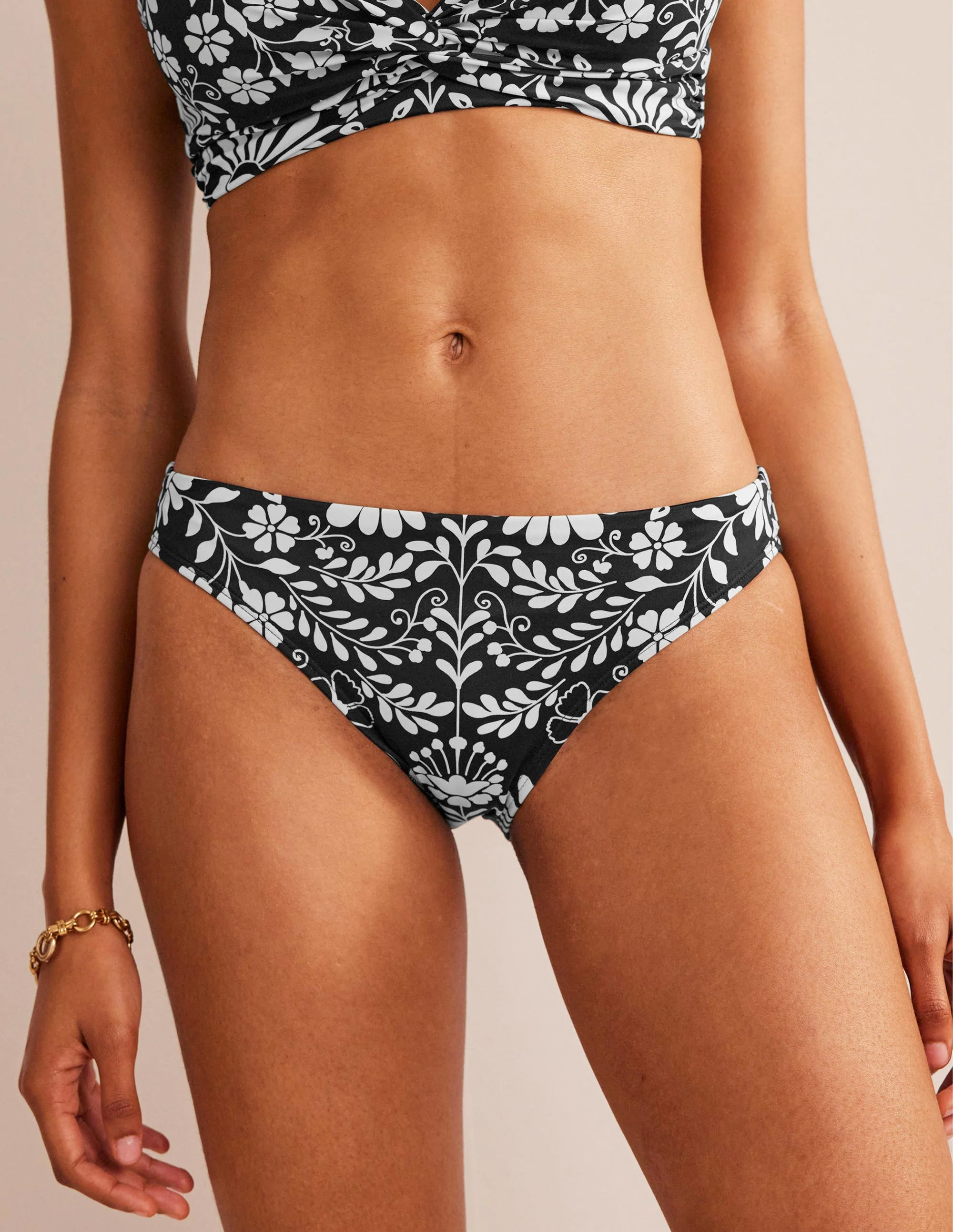 Klassische Bikinihose-Nero, Gardenienzweig - Image 4