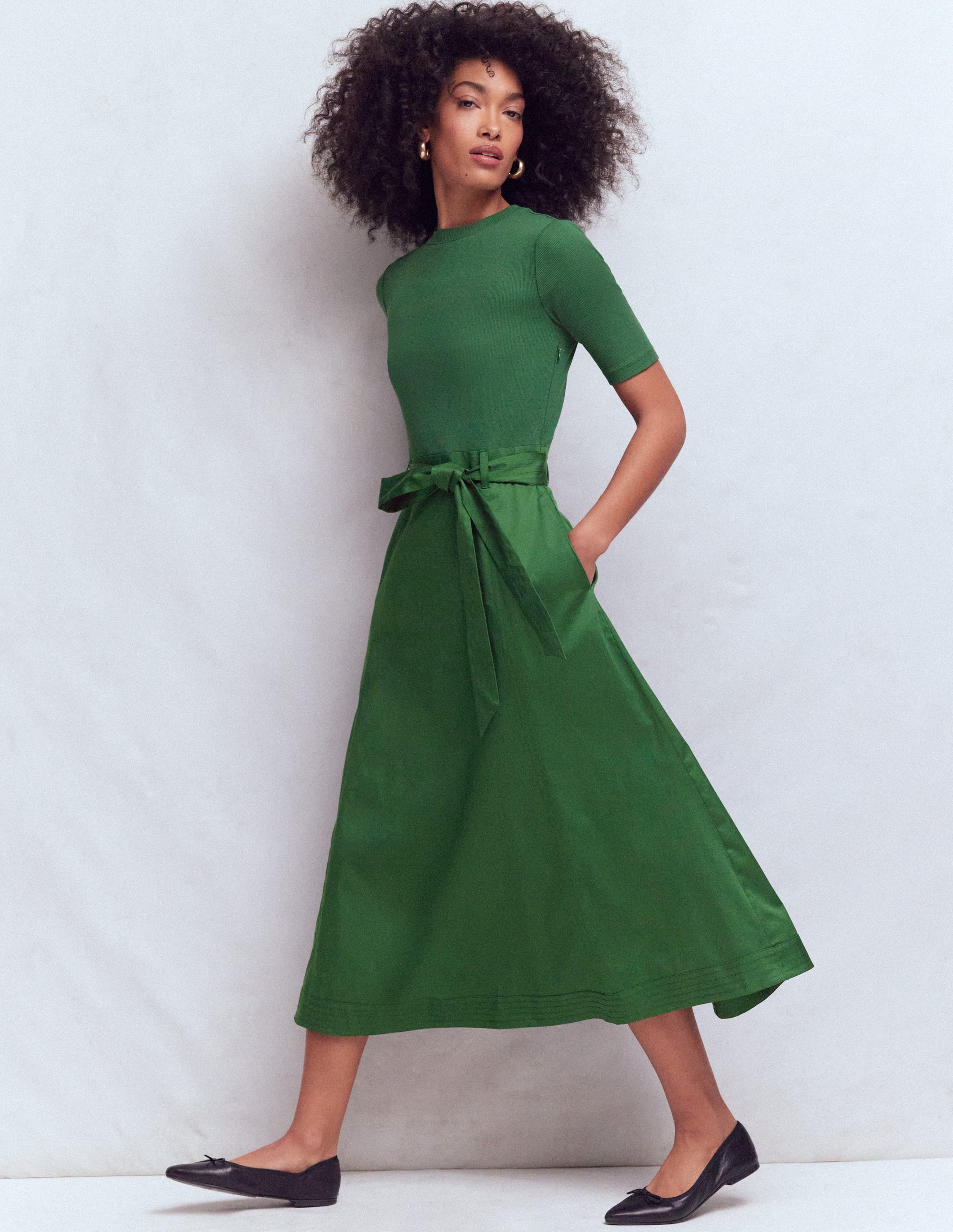 Kleid aus Materialmix mit Rundhalsausschnitt-Promenadengrün