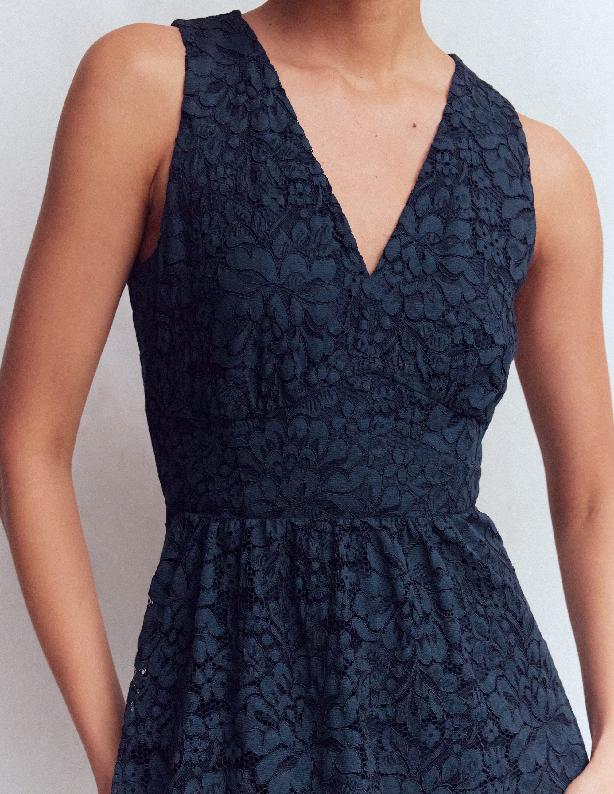 Kleid aus Spitze mit tiefem Ausschnitt und Einsatz-Marineblau - Image 3