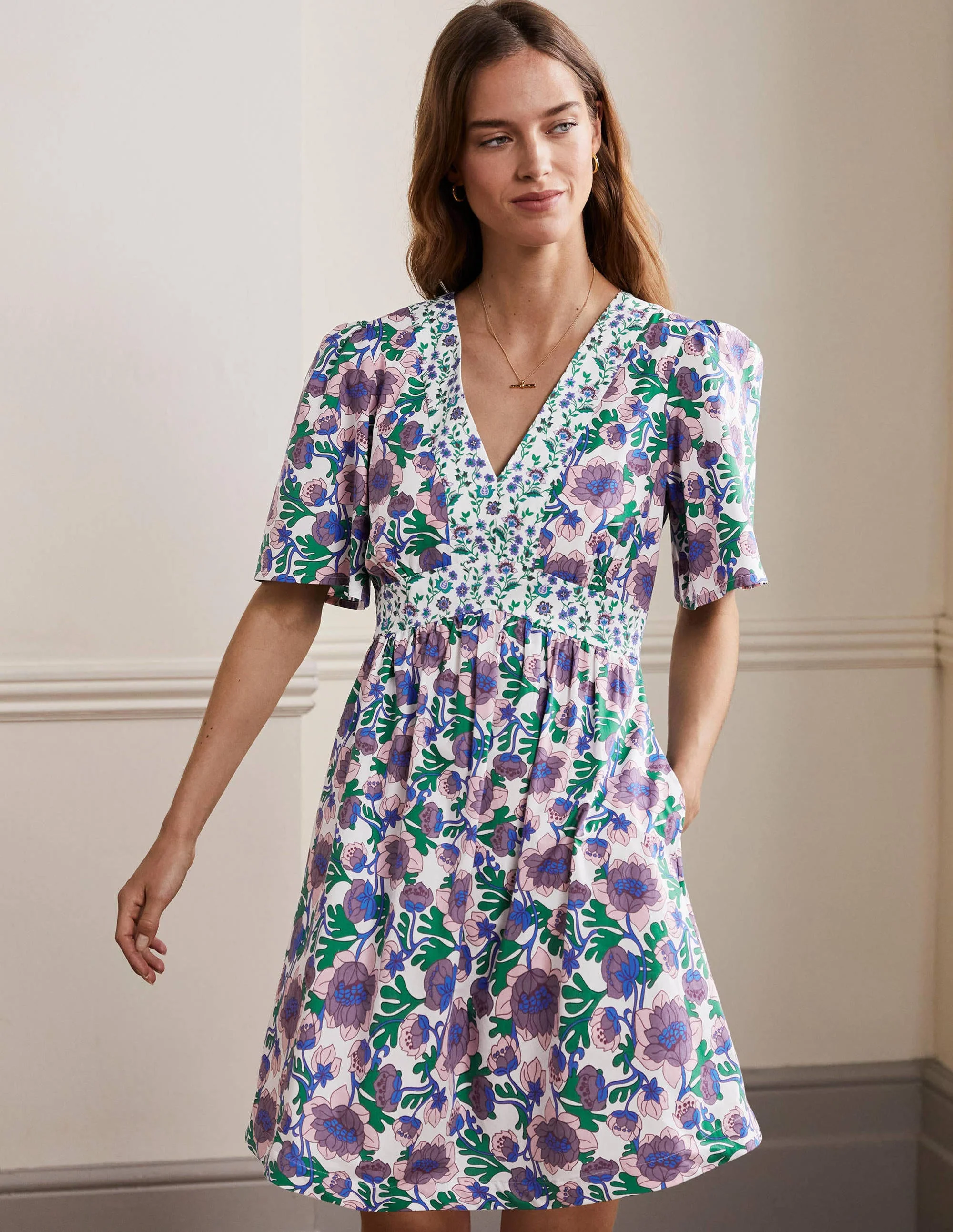 Kleid mit V-Ausschnitt und Kontrastdetail-Bunt, Knospenmuster