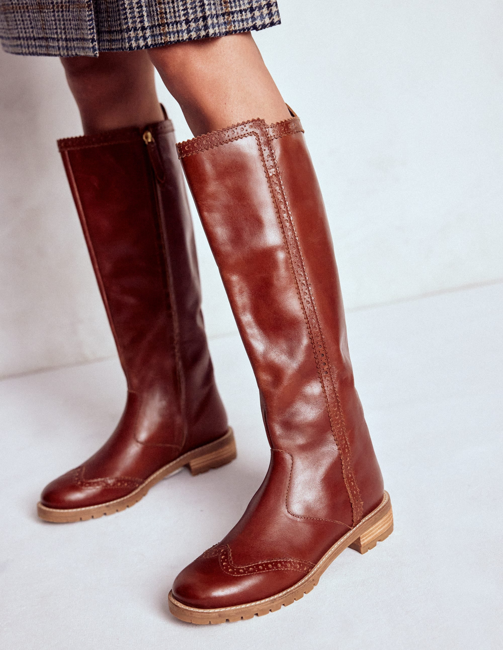 Kniehohe Stiefel mit Budapester-Details-Hellbraun - Image 2