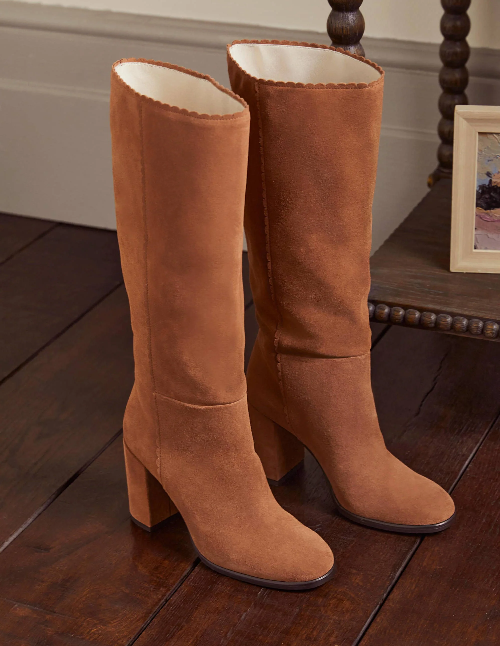 Kniehohe Stiefel mit Muscheldetail-Hellbraun