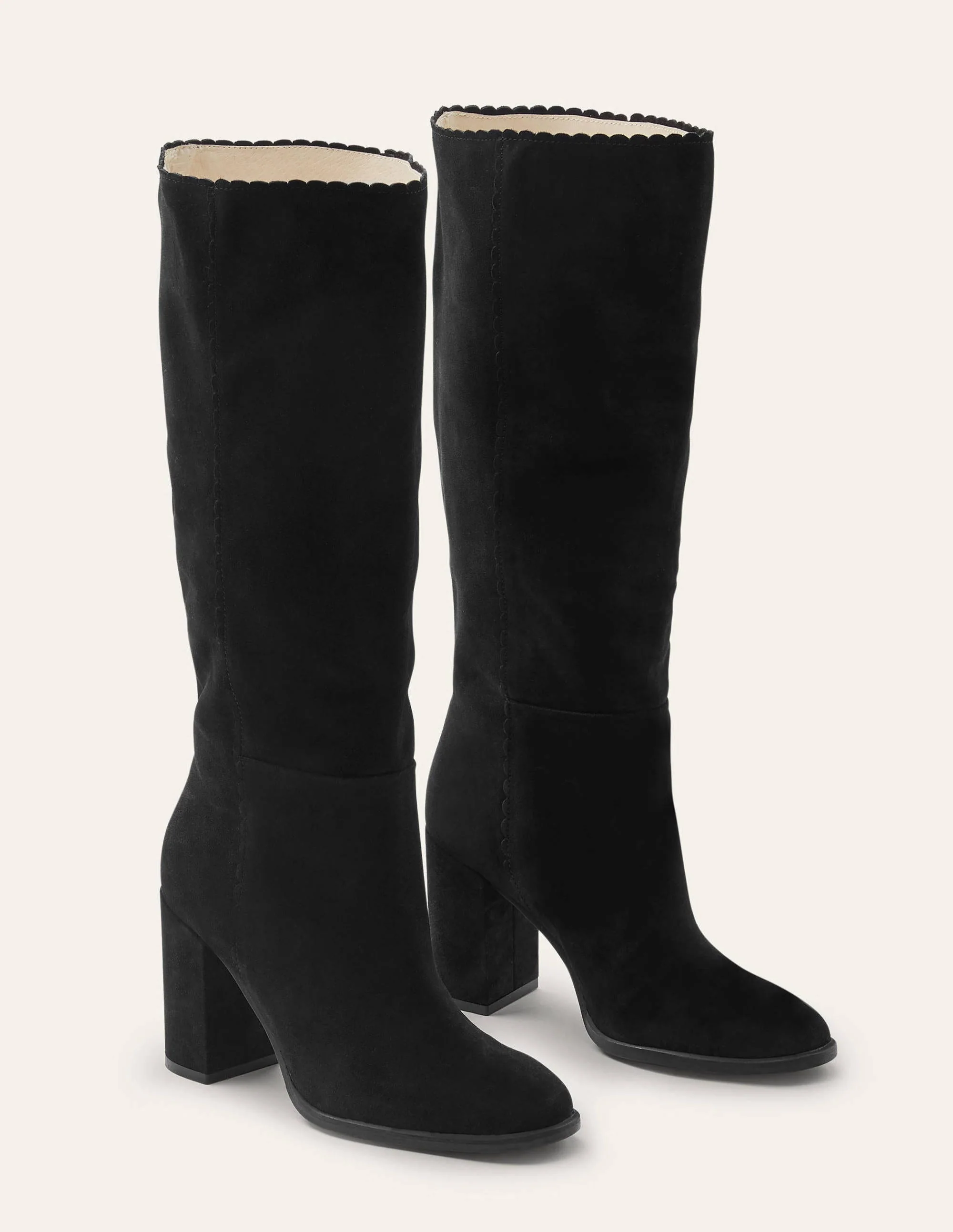 Kniehohe Stiefel mit Muscheldetail-Schwarz - Image 2