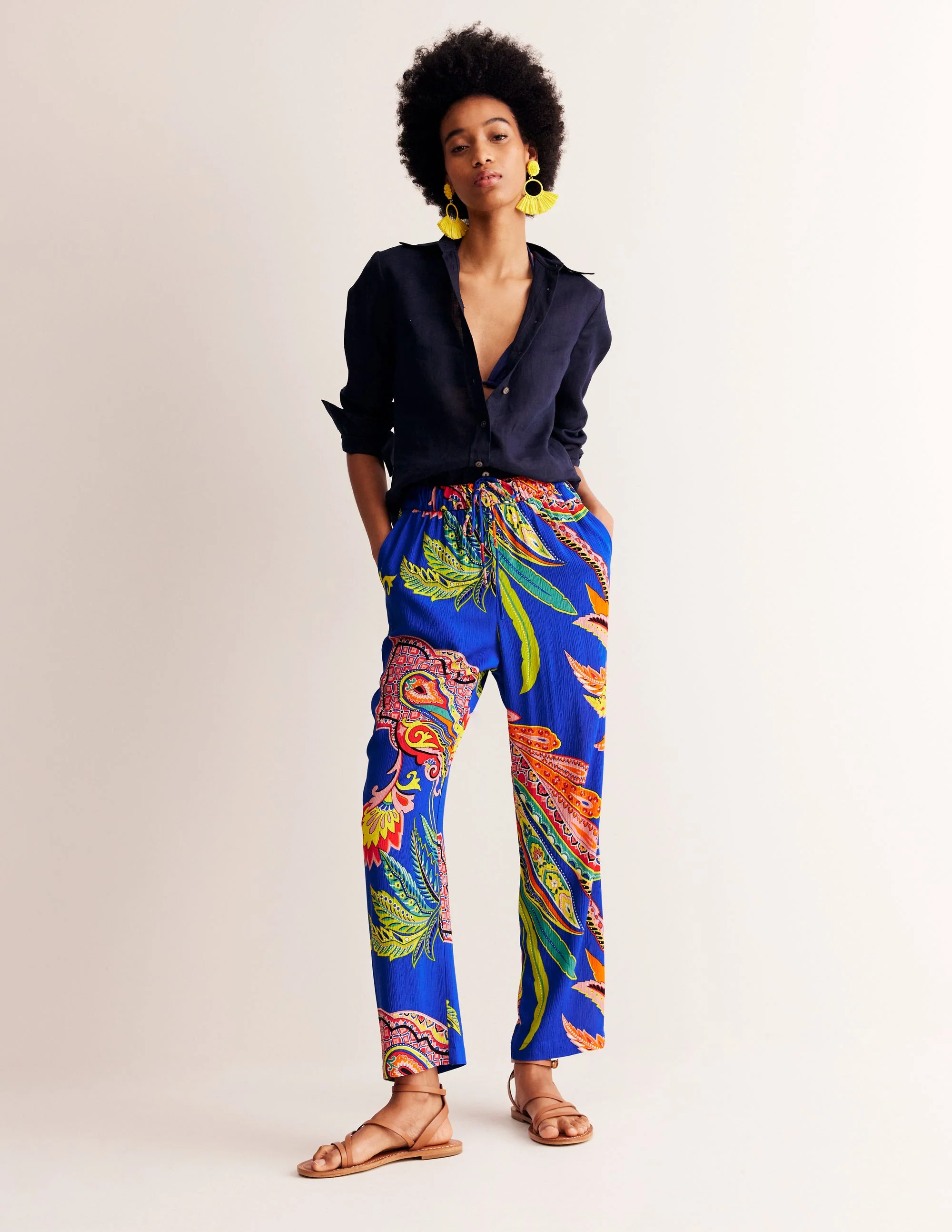 Knitterhose mit spitz zulaufendem Bein-Bunt, Malerisches Paisley