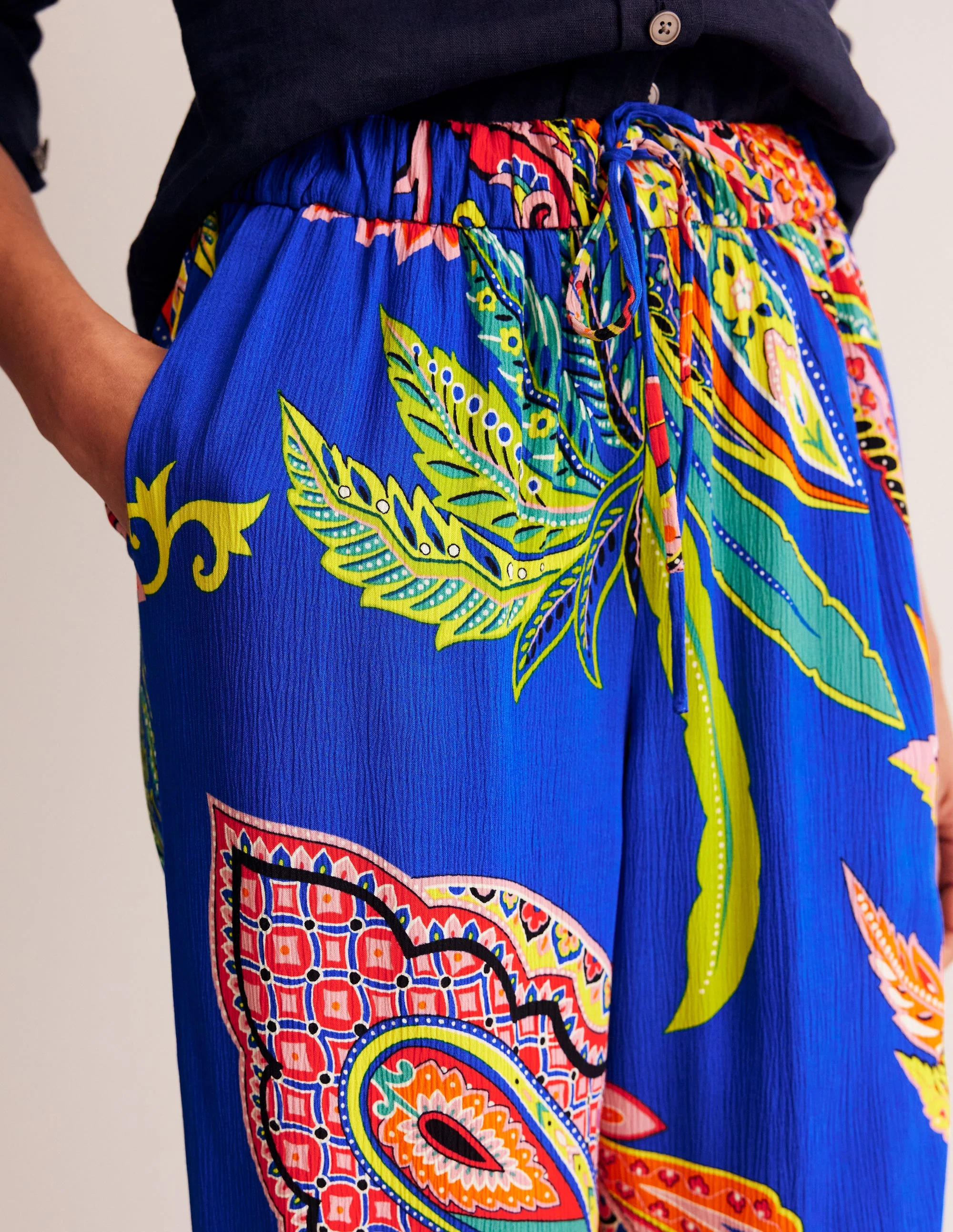 Knitterhose mit spitz zulaufendem Bein-Bunt, Malerisches Paisley - Image 2