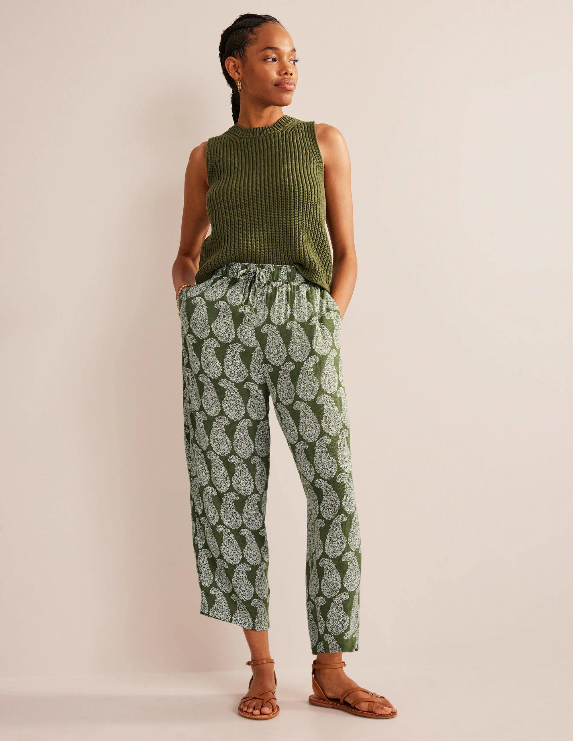 Knitterhose mit spitz zulaufendem Bein-Fichtengrün, Paisleymuster