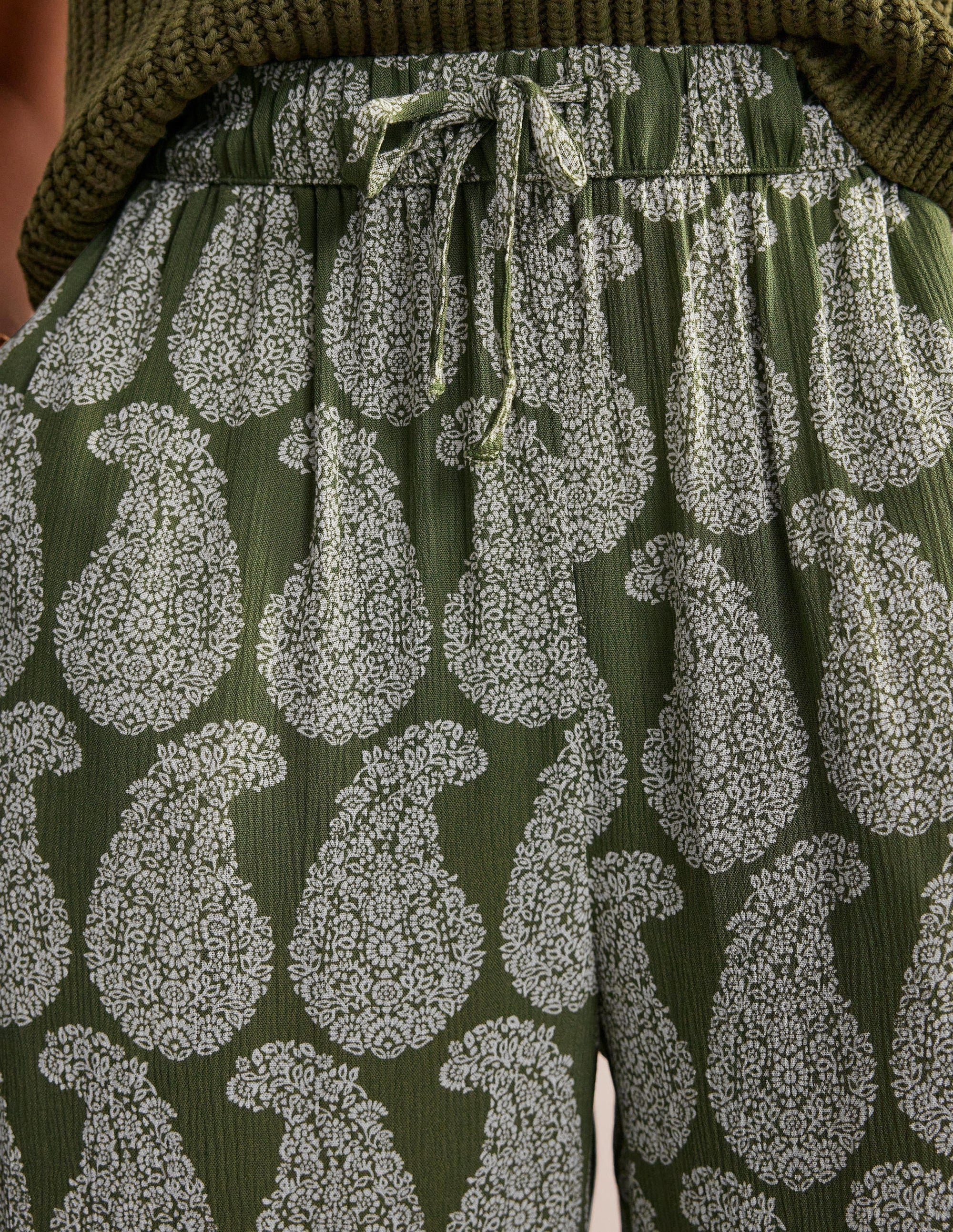 Knitterhose mit spitz zulaufendem Bein-Fichtengrün, Paisleymuster - Image 2