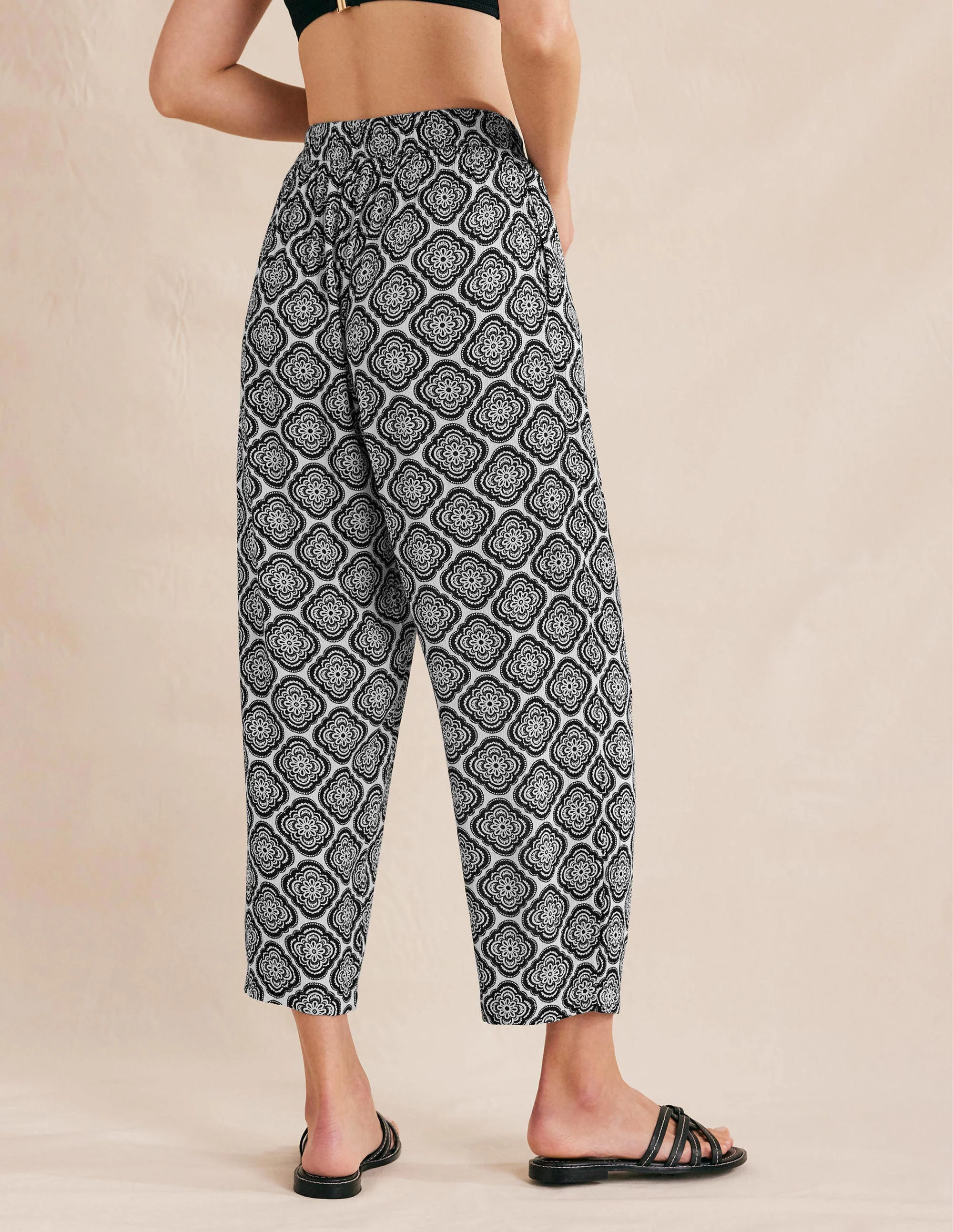 Knitterhose mit spitz zulaufendem Bein-Schwarz, Botanikmuster - Image 3