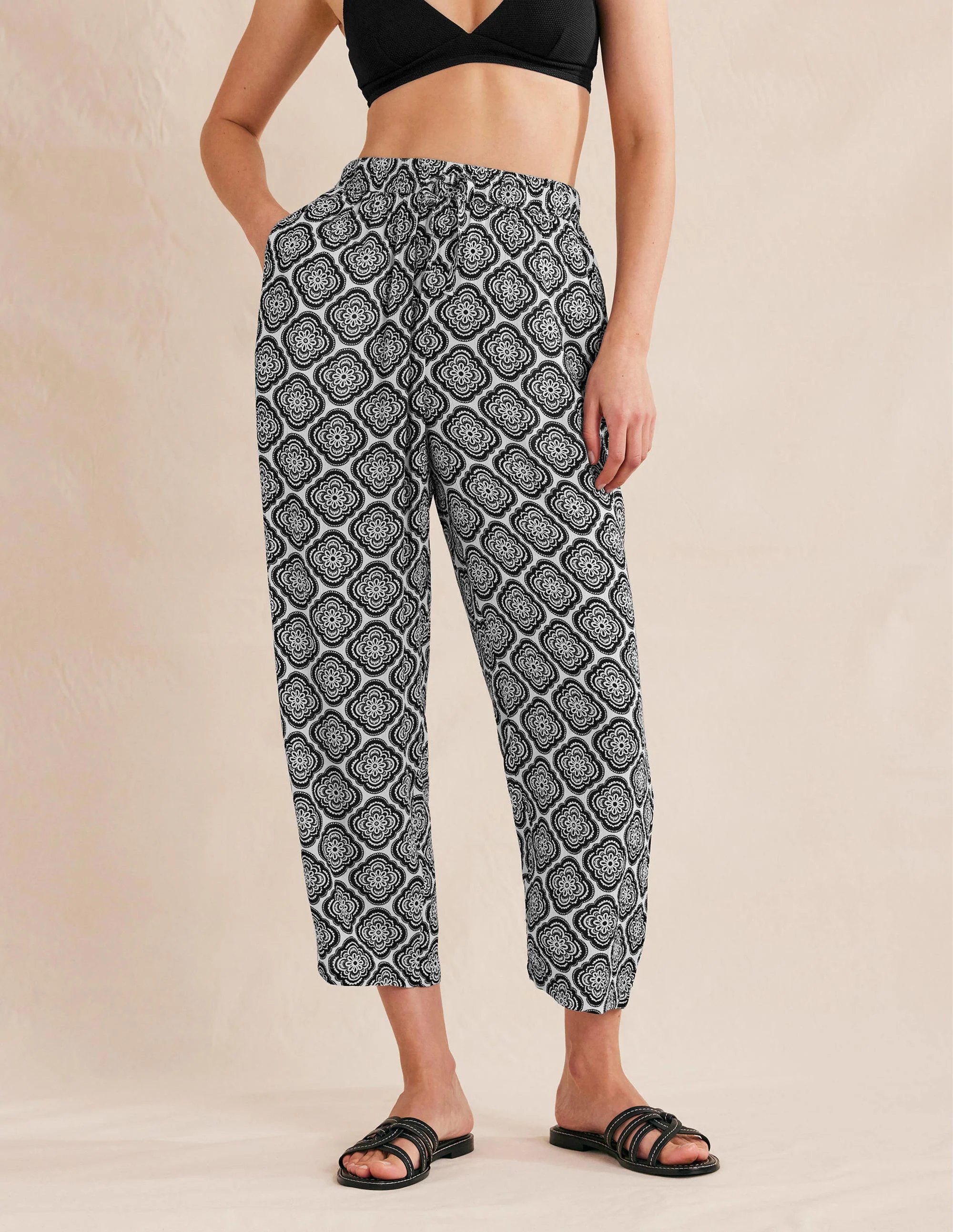 Knitterhose mit spitz zulaufendem Bein-Schwarz, Botanikmuster - Image 4
