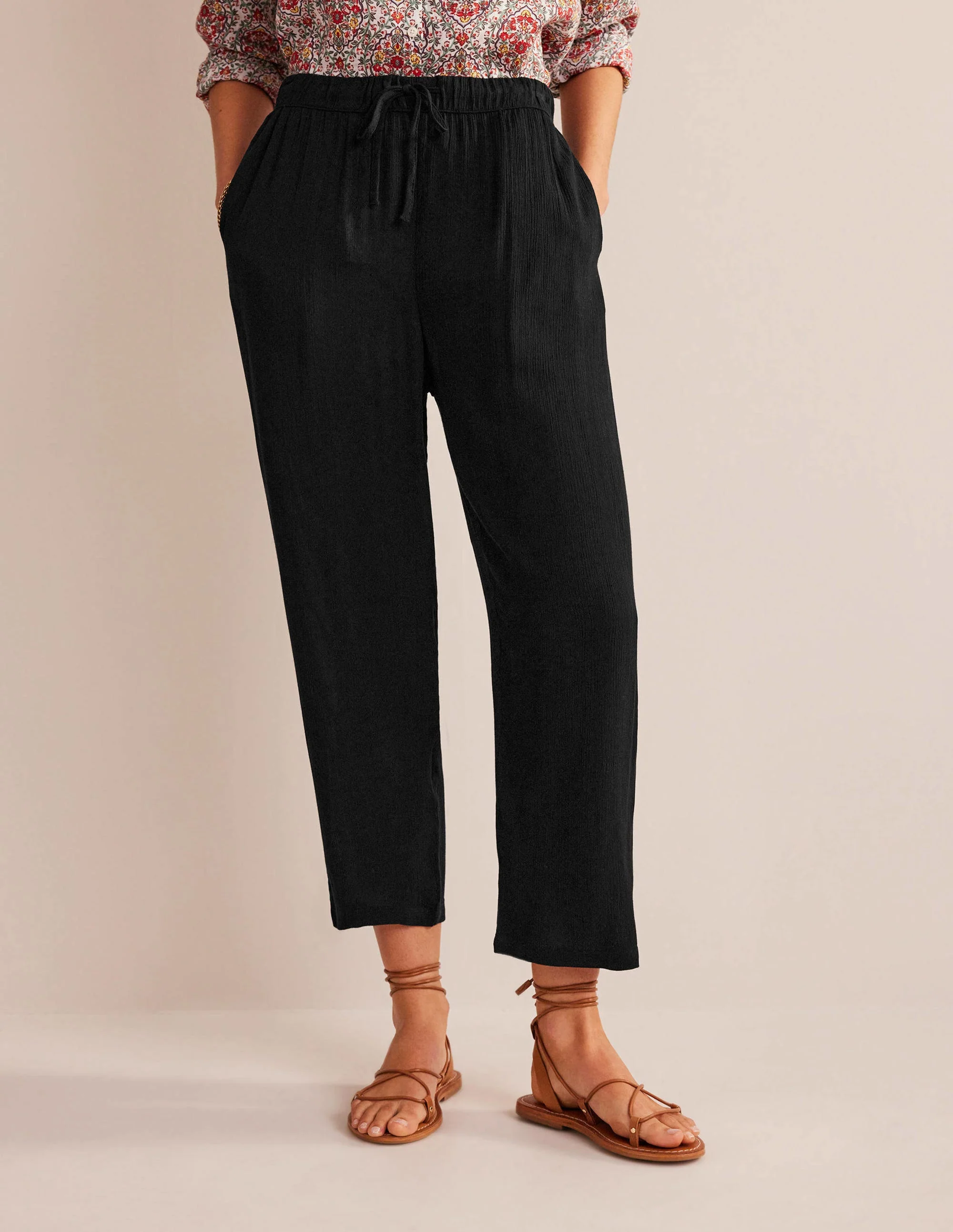 Knitterhose mit spitz zulaufendem Bein-Schwarz - Image 4
