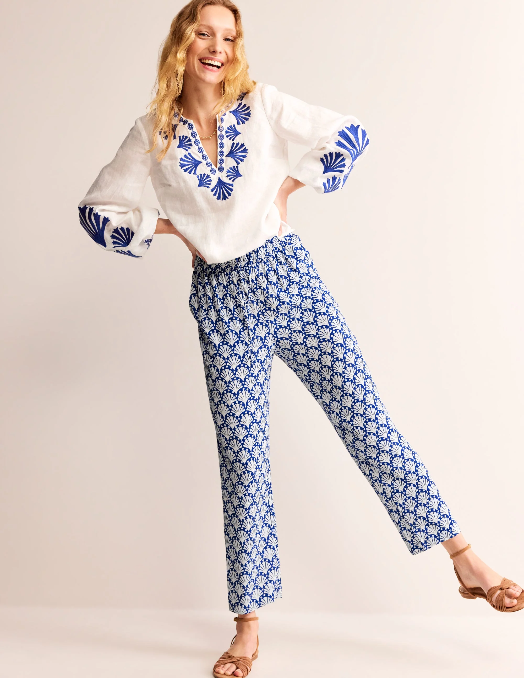 Knitterhose mit spitz zulaufendem Bein-Surf The Web und Naturweiß, Muscheln