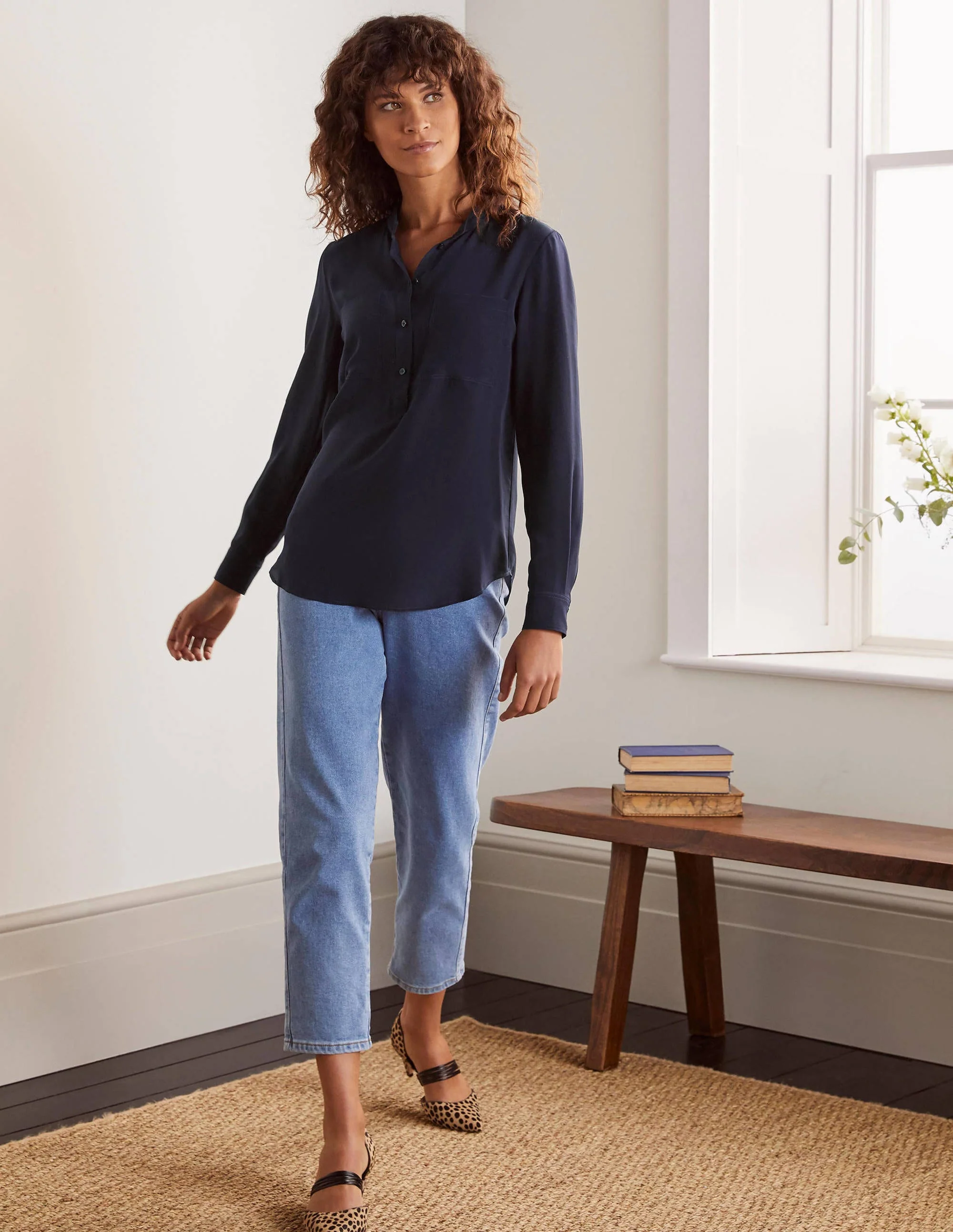 Kragenlose Seidenbluse-Marineblau