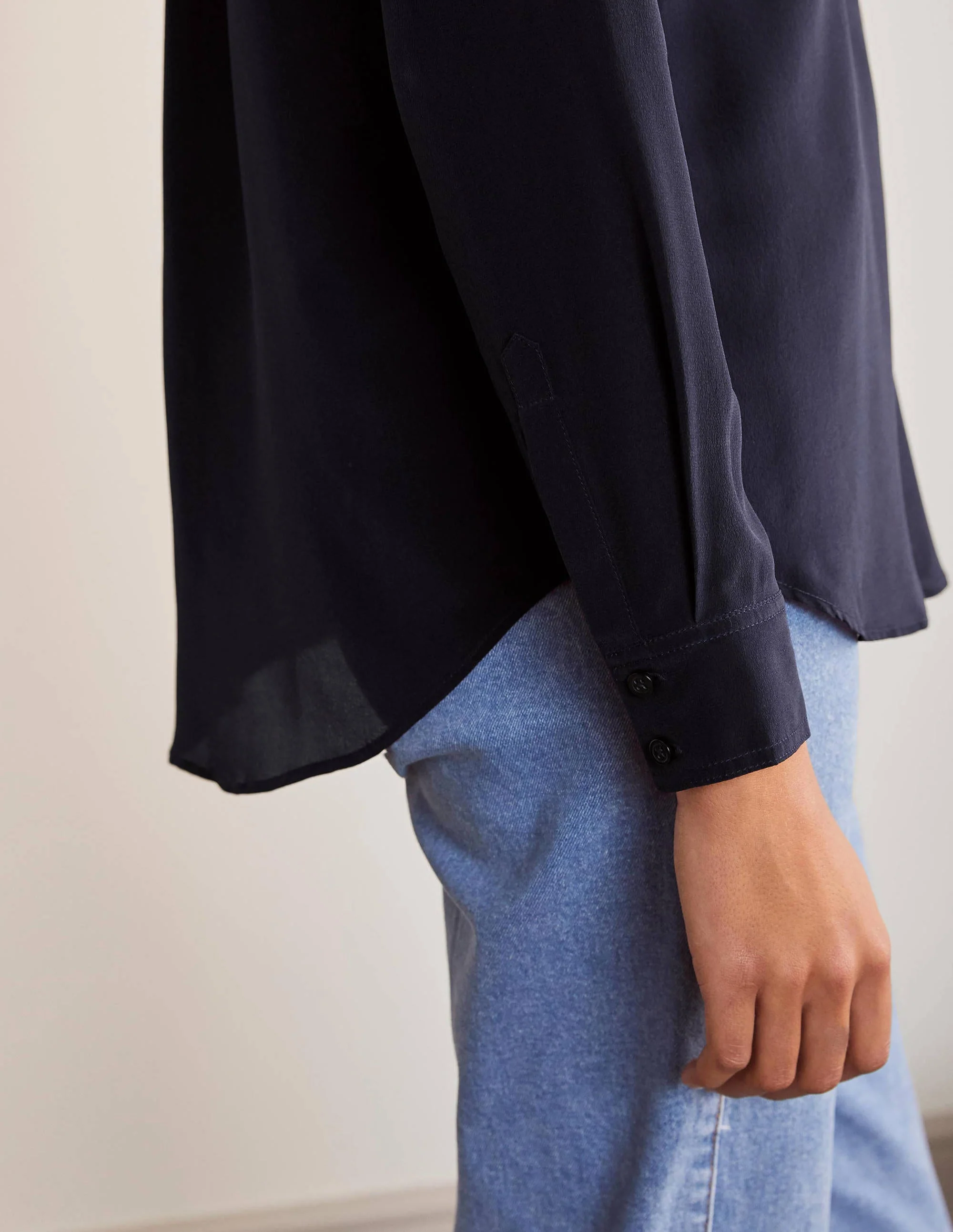 Kragenlose Seidenbluse-Marineblau - Image 3