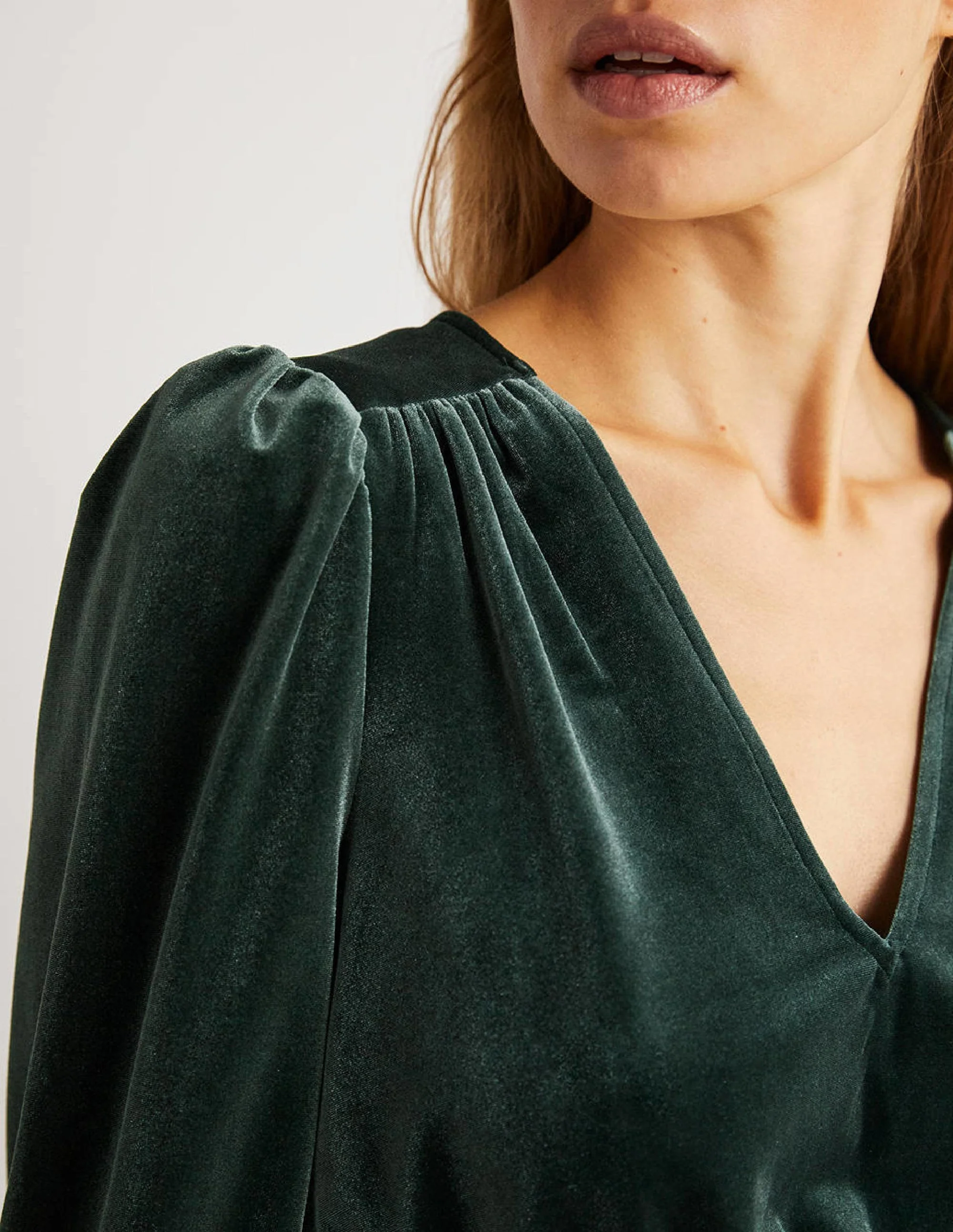 Kurz geschnittenes Blousonoberteil aus Samt-Onyxgrün - Image 2
