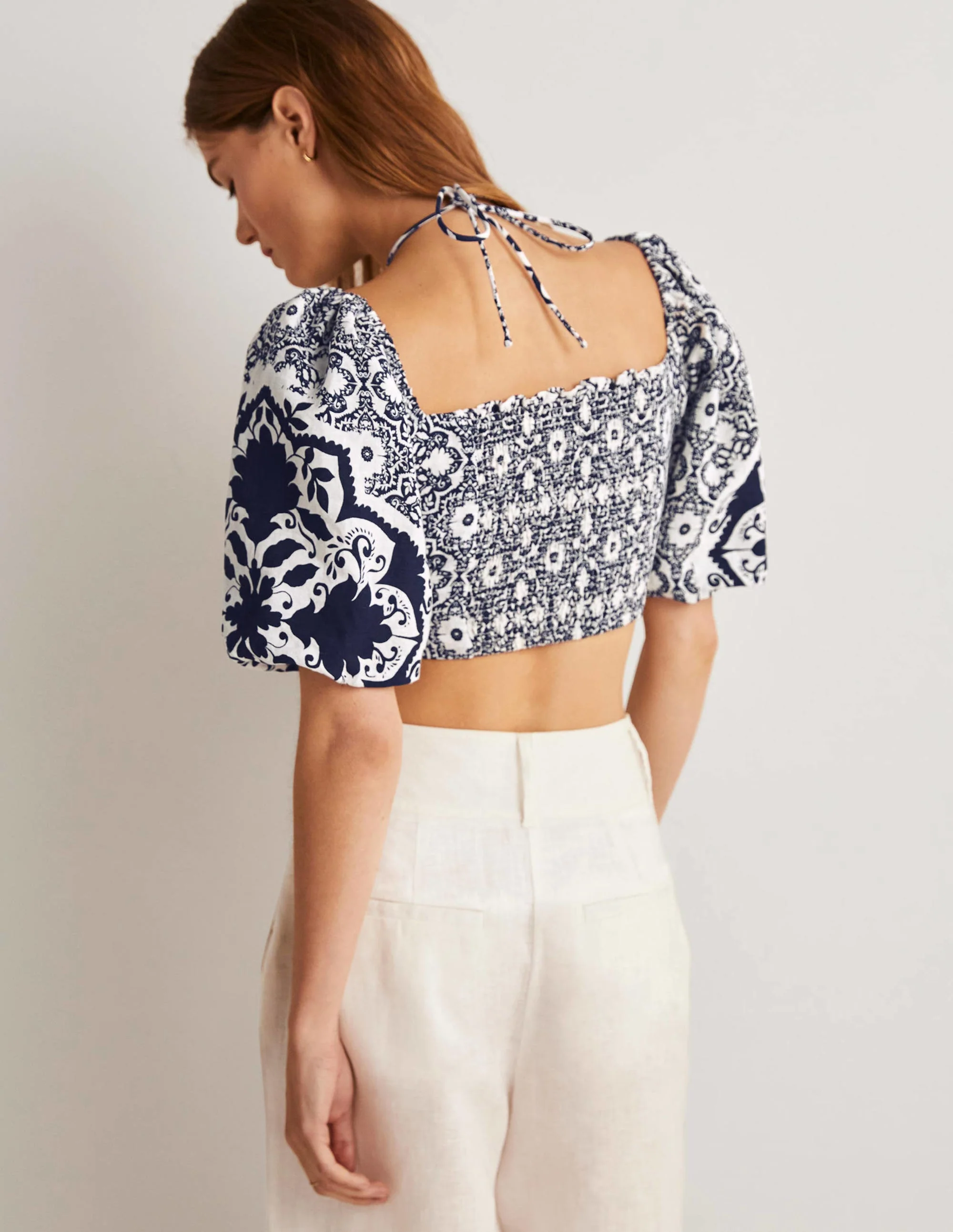 Kurz geschnittenes Neckholder-Oberteil mit Cut-out-Navy, Bloomsbury-Muster - Image 3
