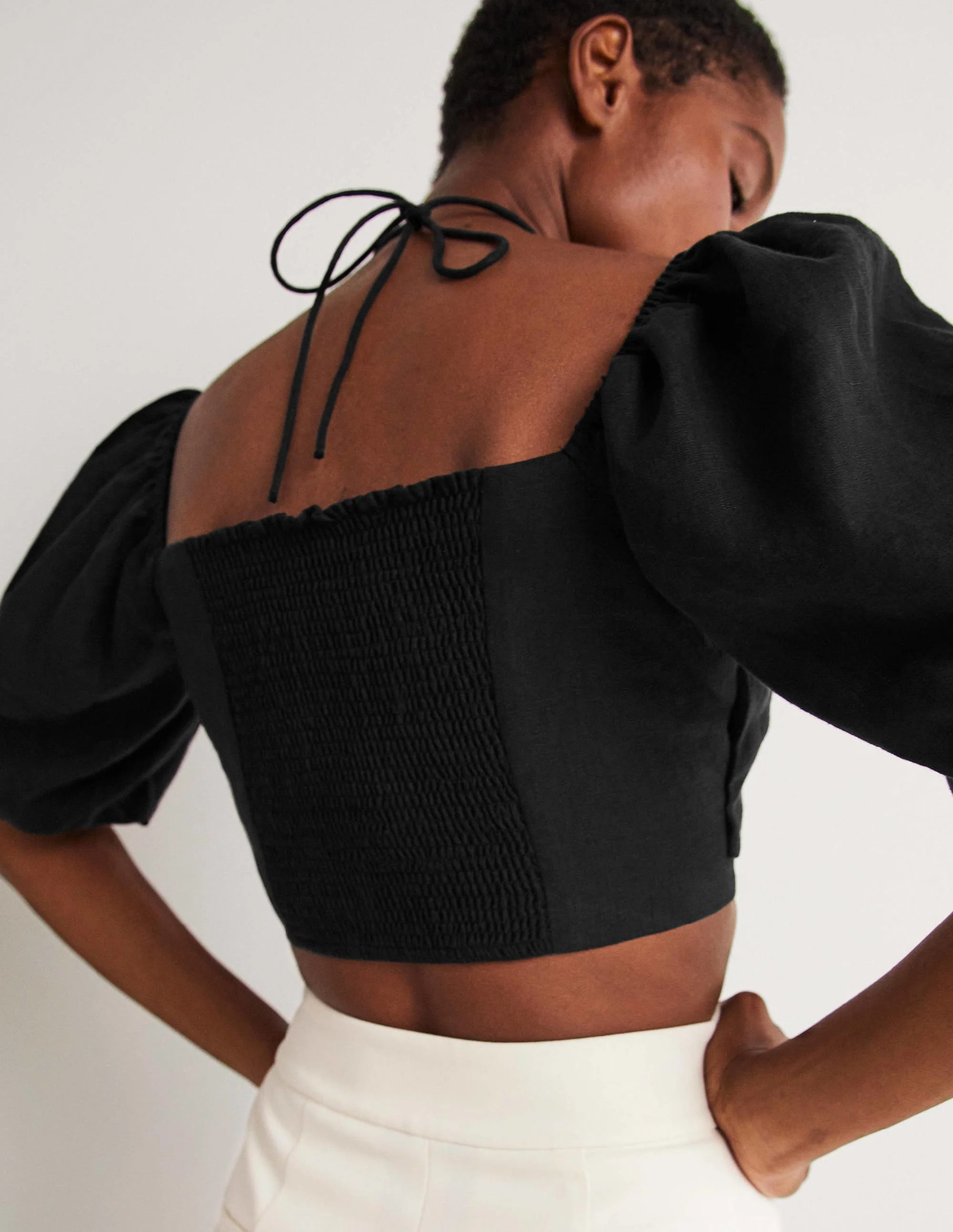 Kurz geschnittenes Neckholder-Oberteil mit Cut-out-Schwarz - Image 10