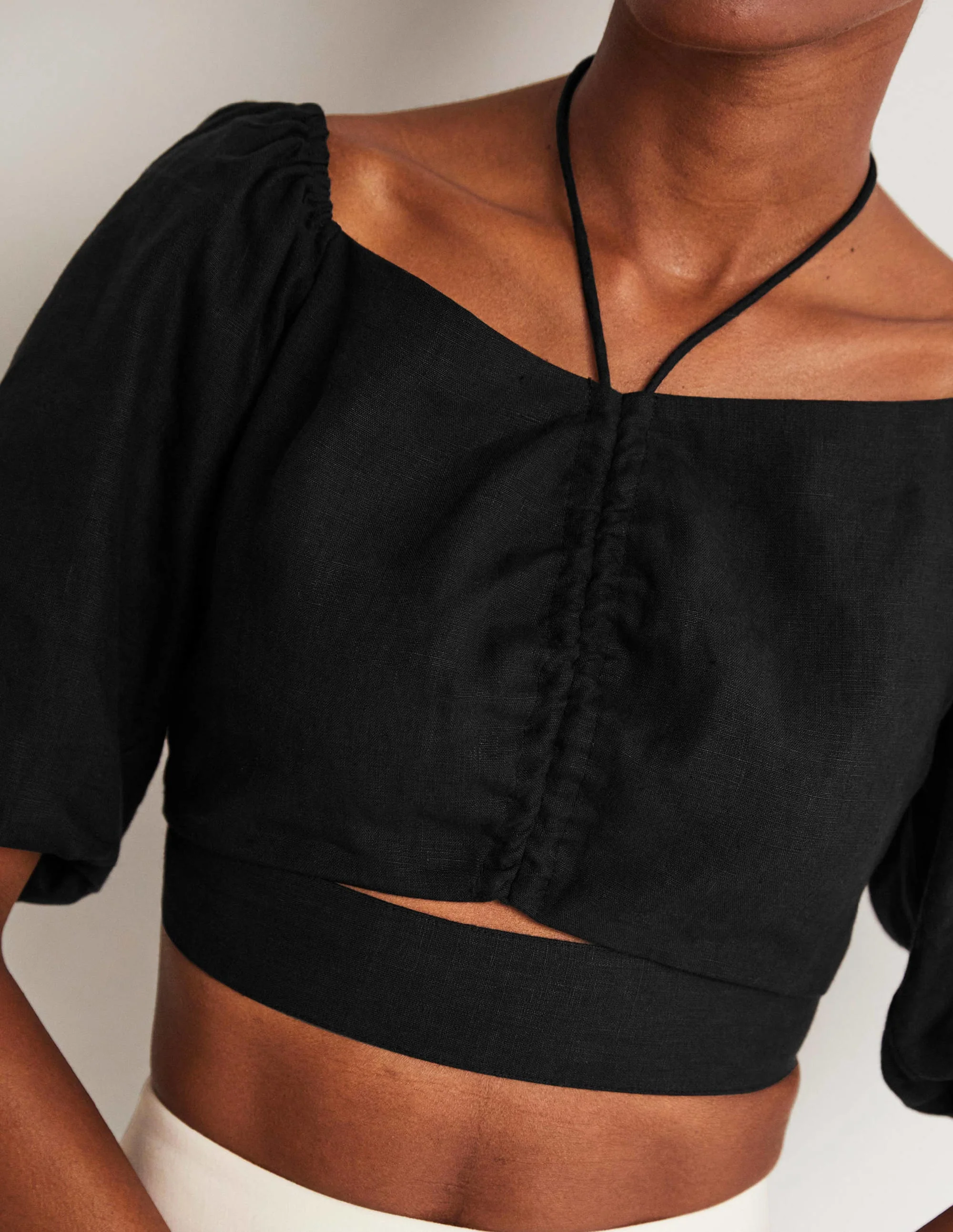 Kurz geschnittenes Neckholder-Oberteil mit Cut-out-Schwarz - Image 2