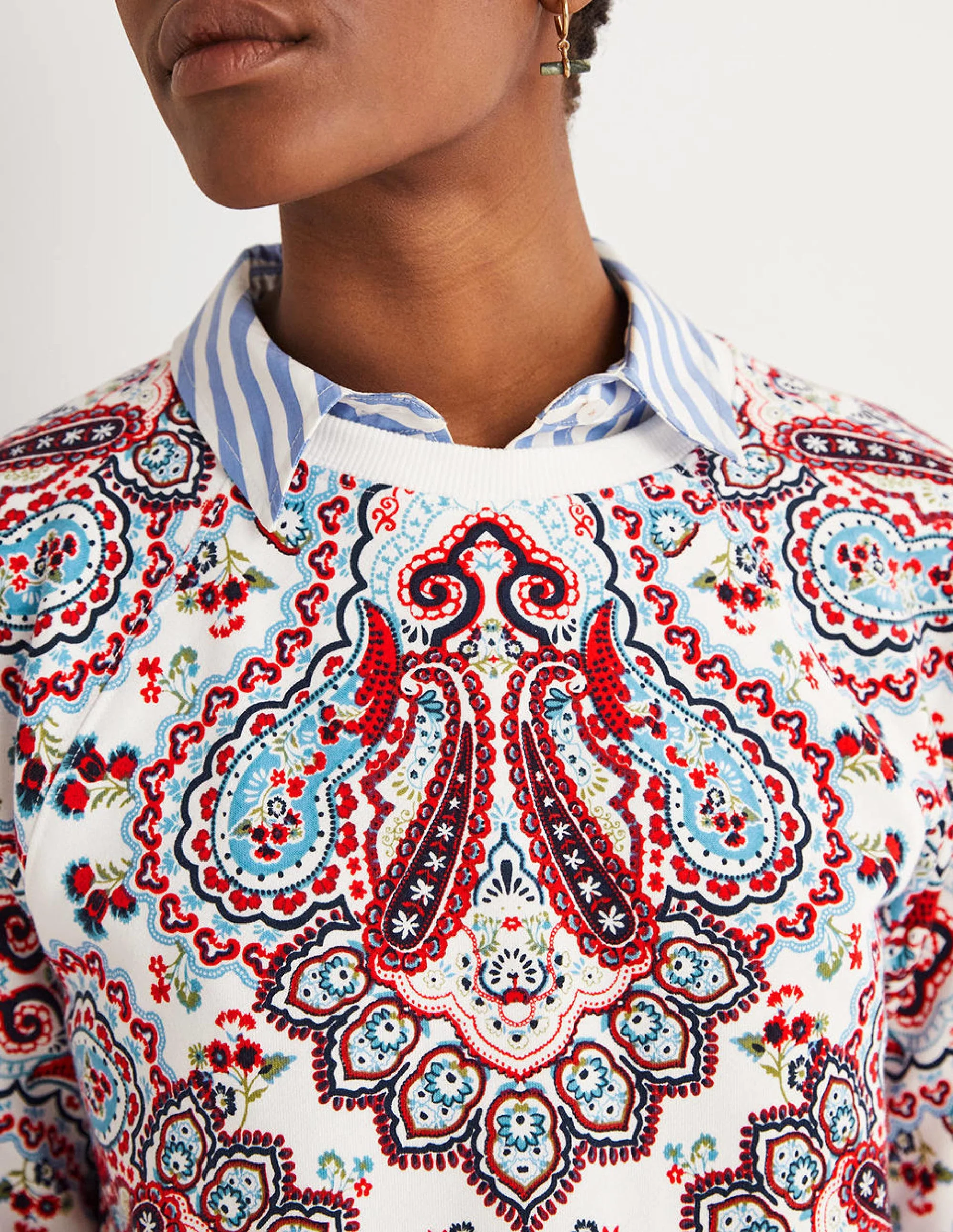 Kurz geschnittenes Raglan-Sweatshirt-Naturweiß, Botanisches Paisleymuster - Image 2