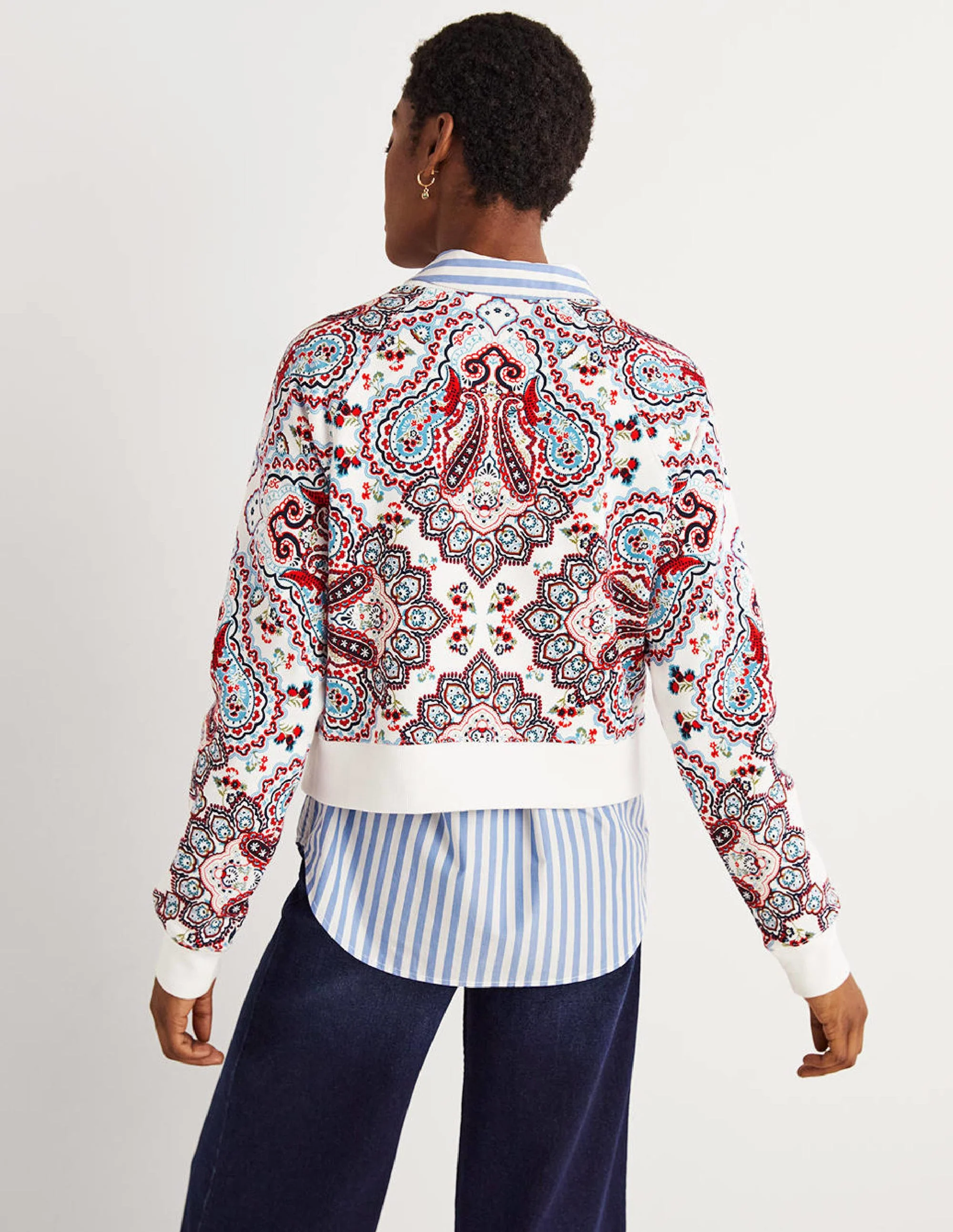 Kurz geschnittenes Raglan-Sweatshirt-Naturweiß, Botanisches Paisleymuster - Image 3