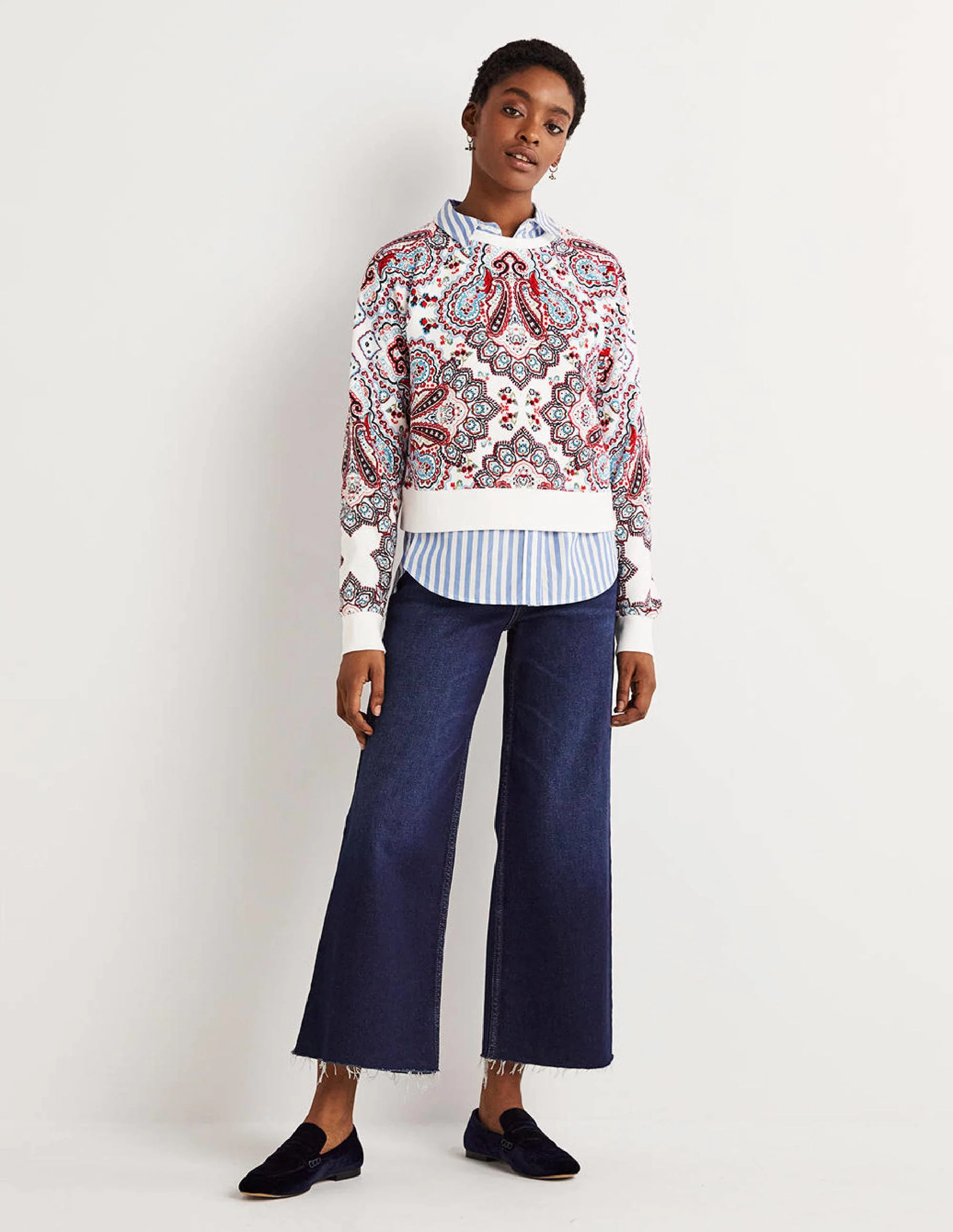 Kurz geschnittenes Raglan-Sweatshirt-Naturweiß, Botanisches Paisleymuster - Image 4