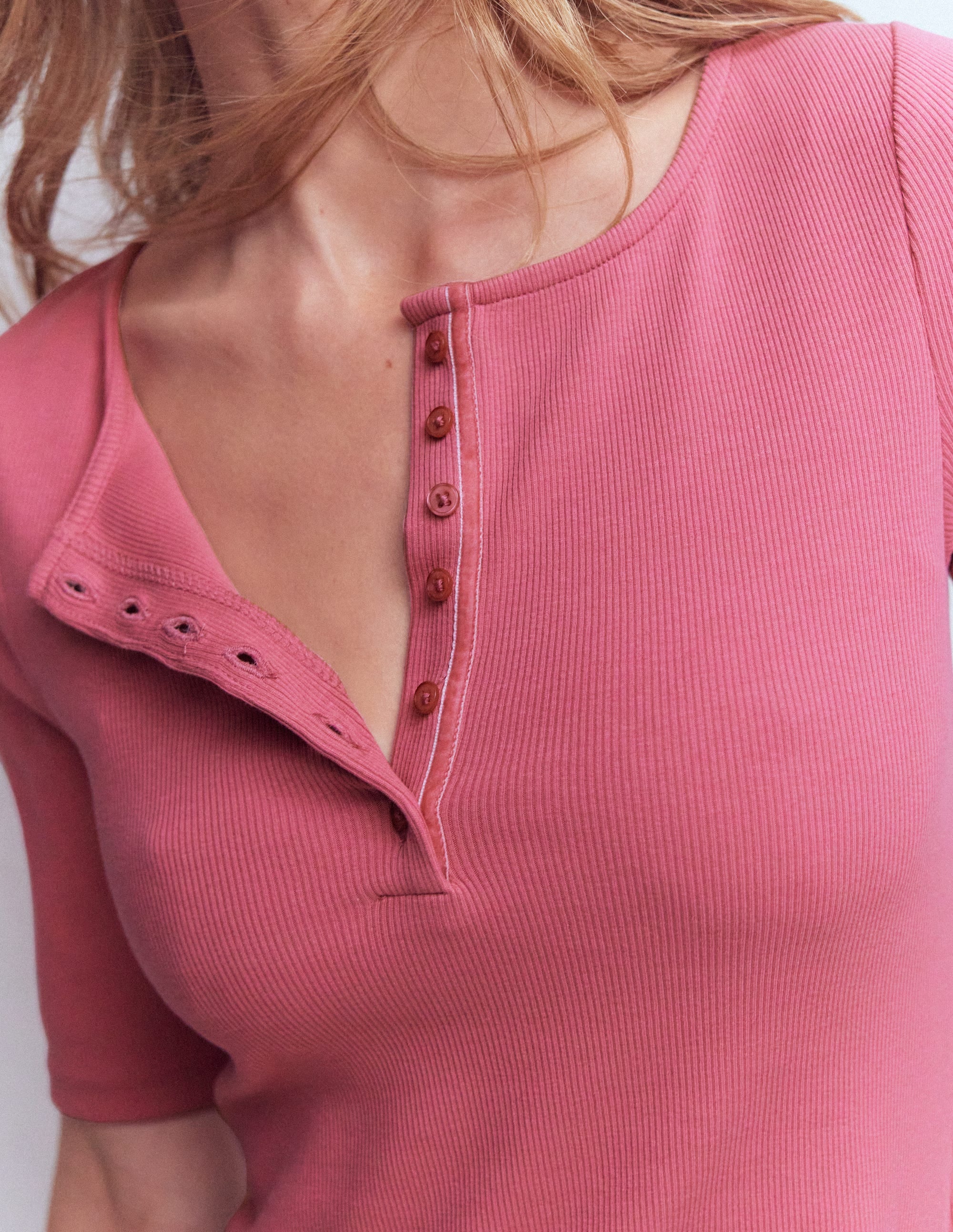 Kurzärmliges Henley-Shirt aus Rippstrick-Malaga - Image 2