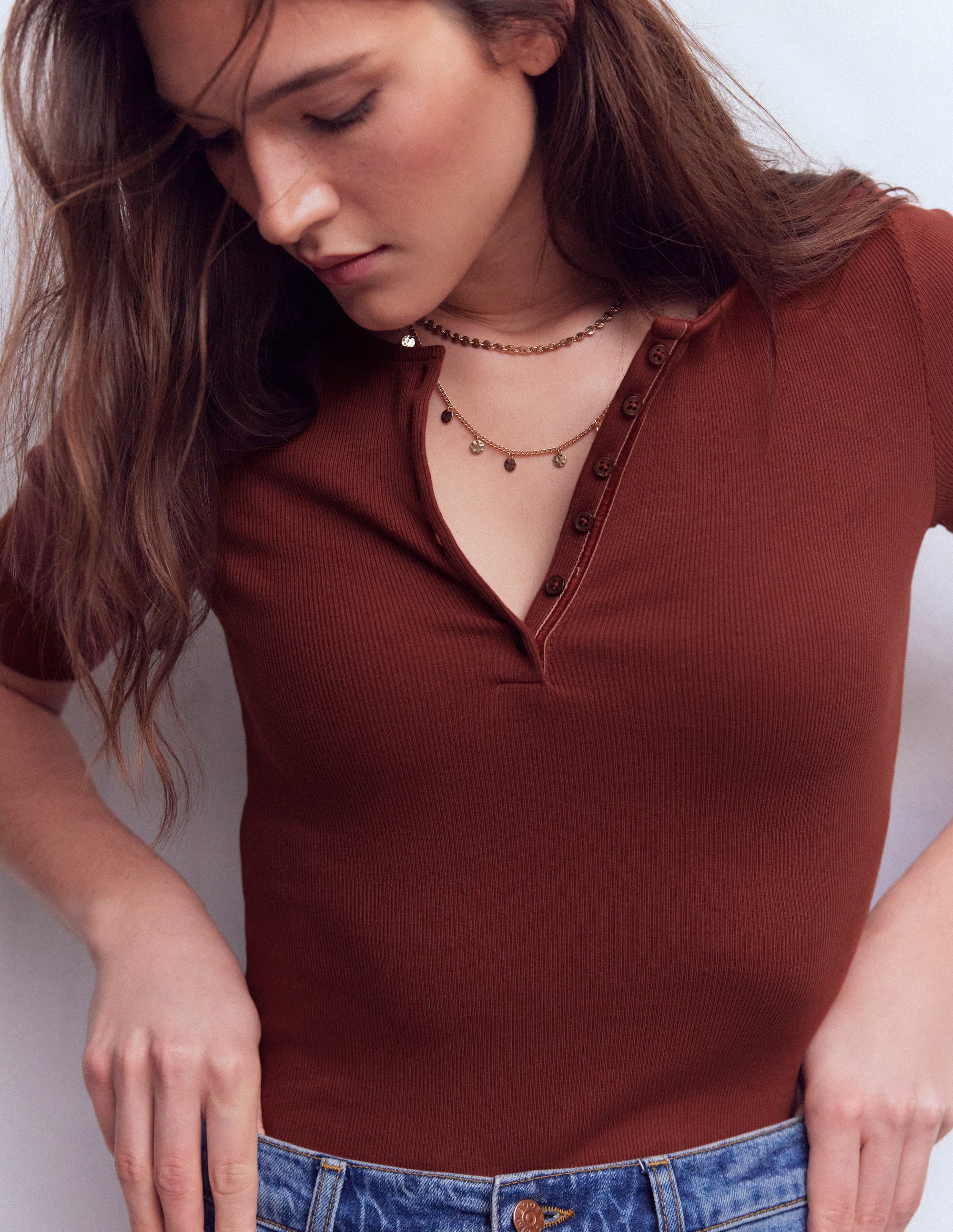 Kurzärmliges Henley-Shirt aus Rippstrick-Rostbraun - Image 2