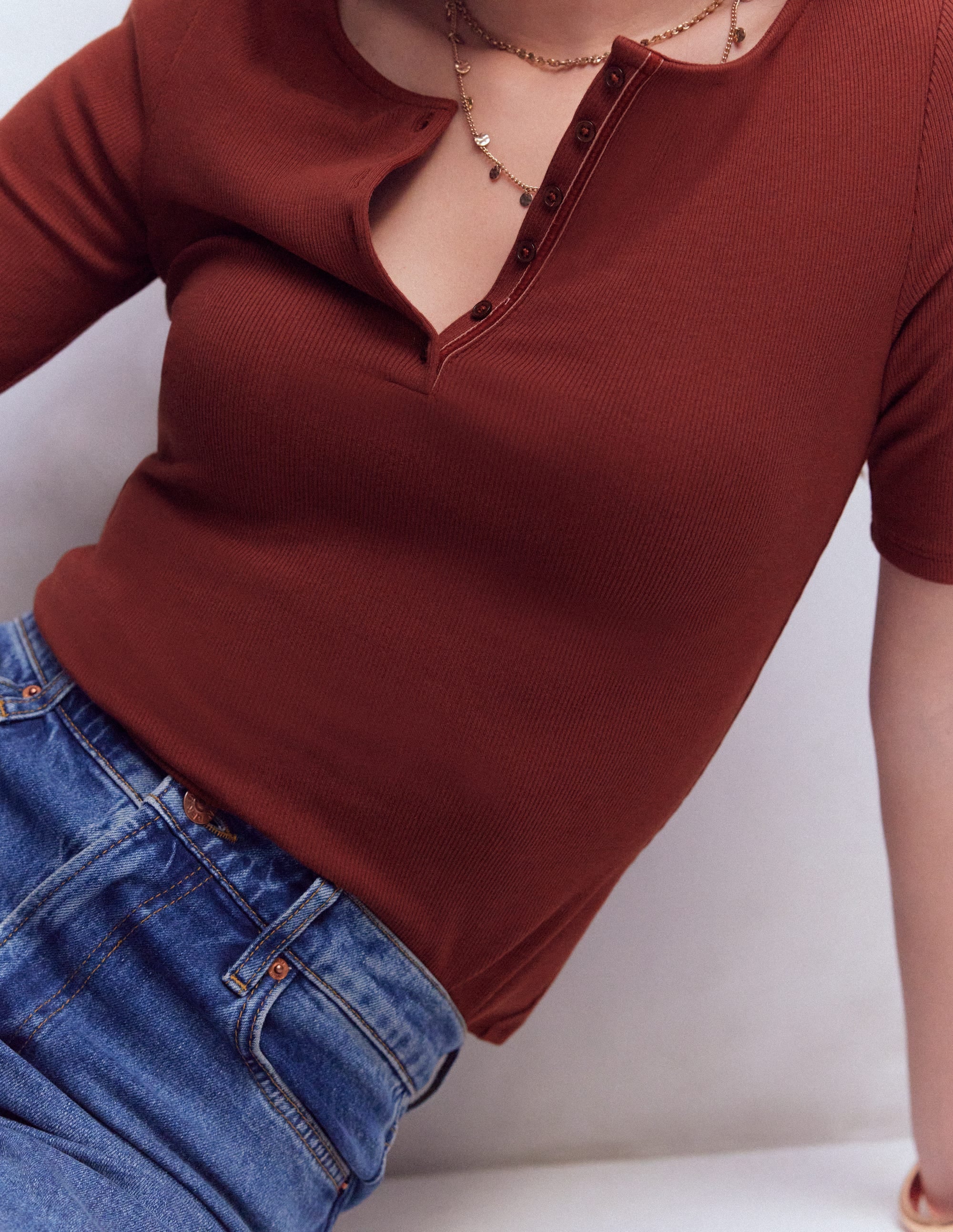 Kurzärmliges Henley-Shirt aus Rippstrick-Rostbraun - Image 5